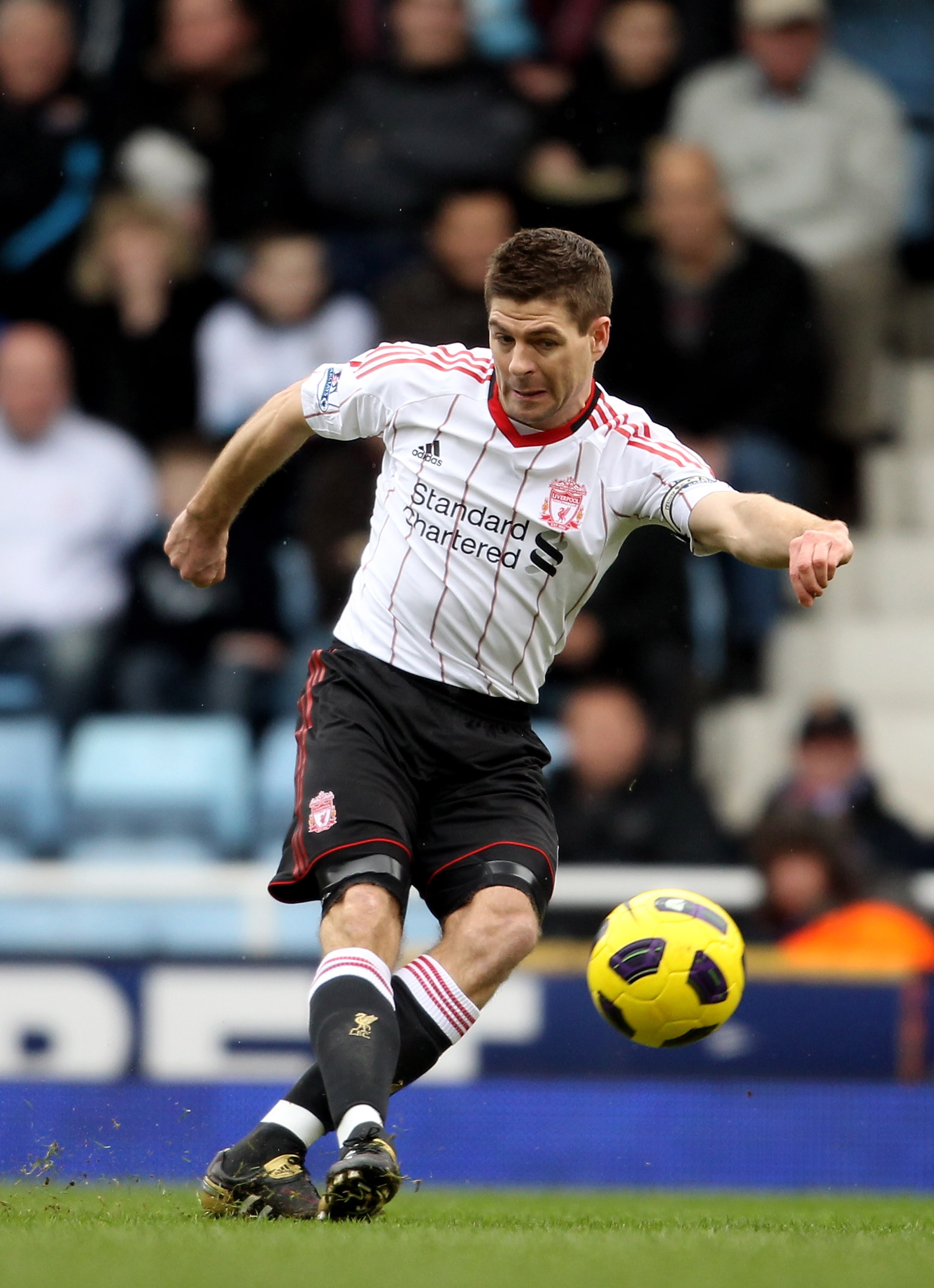 LONDON, ENGLAND - FEBRUARY 27:  Steven Gerrard of Liverpool in action during the Barclays Premier League match between West Ham United and Liverpool at the Boleyn Ground on February 27, 2011 in London, England.  (Photo by Scott Heavey/Getty Images)