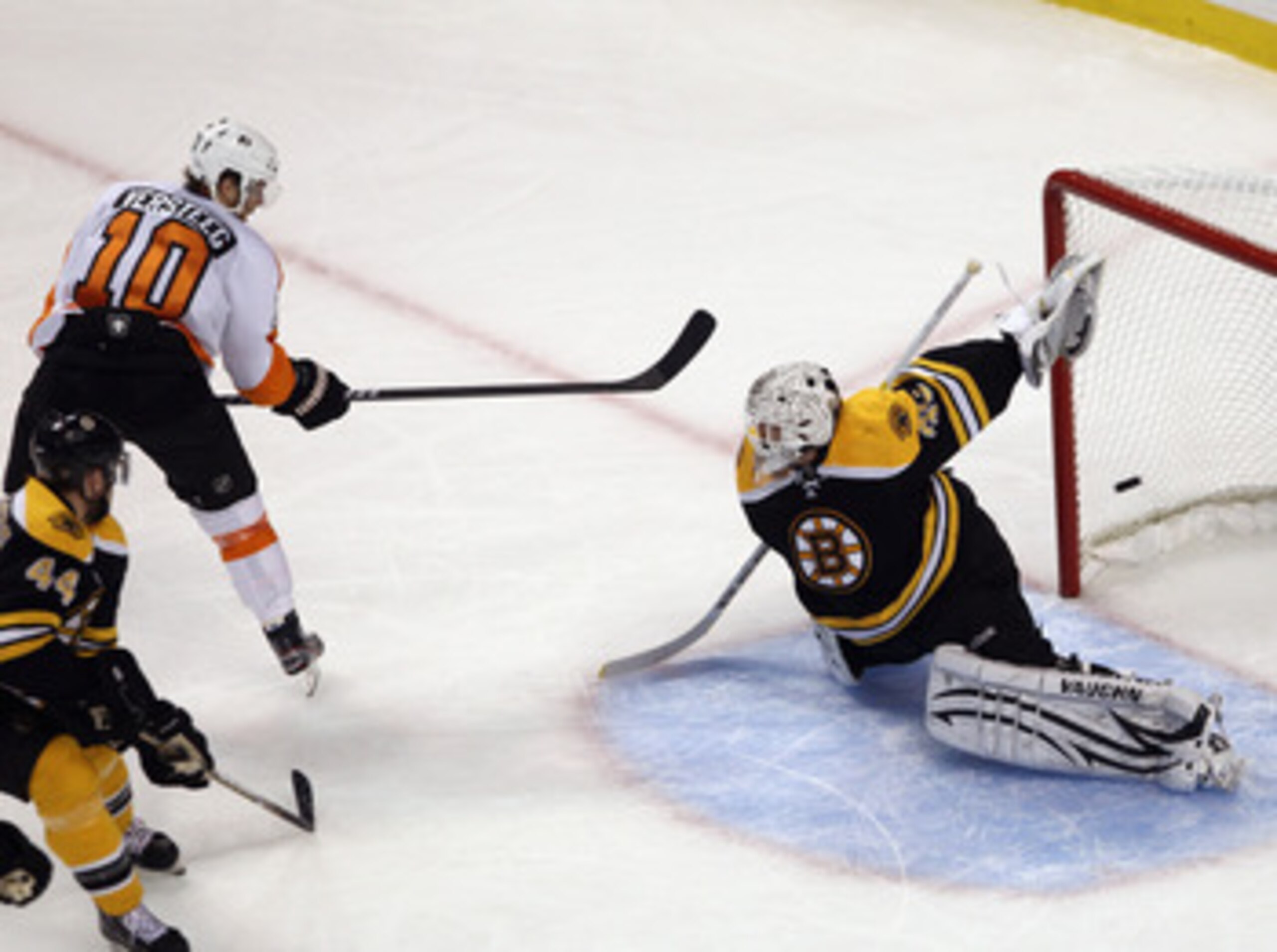 BOSTON, MA - MAY 06: Kris Versteeg #10 of the Philadelphia Flyers scores at 13:22 of the second period against Tim Thomas #30 of the Boston Bruins  in Game Four of the Eastern Conference Semifinals during the 2011 NHL Stanley Cup Playoffs at TD Garden on 