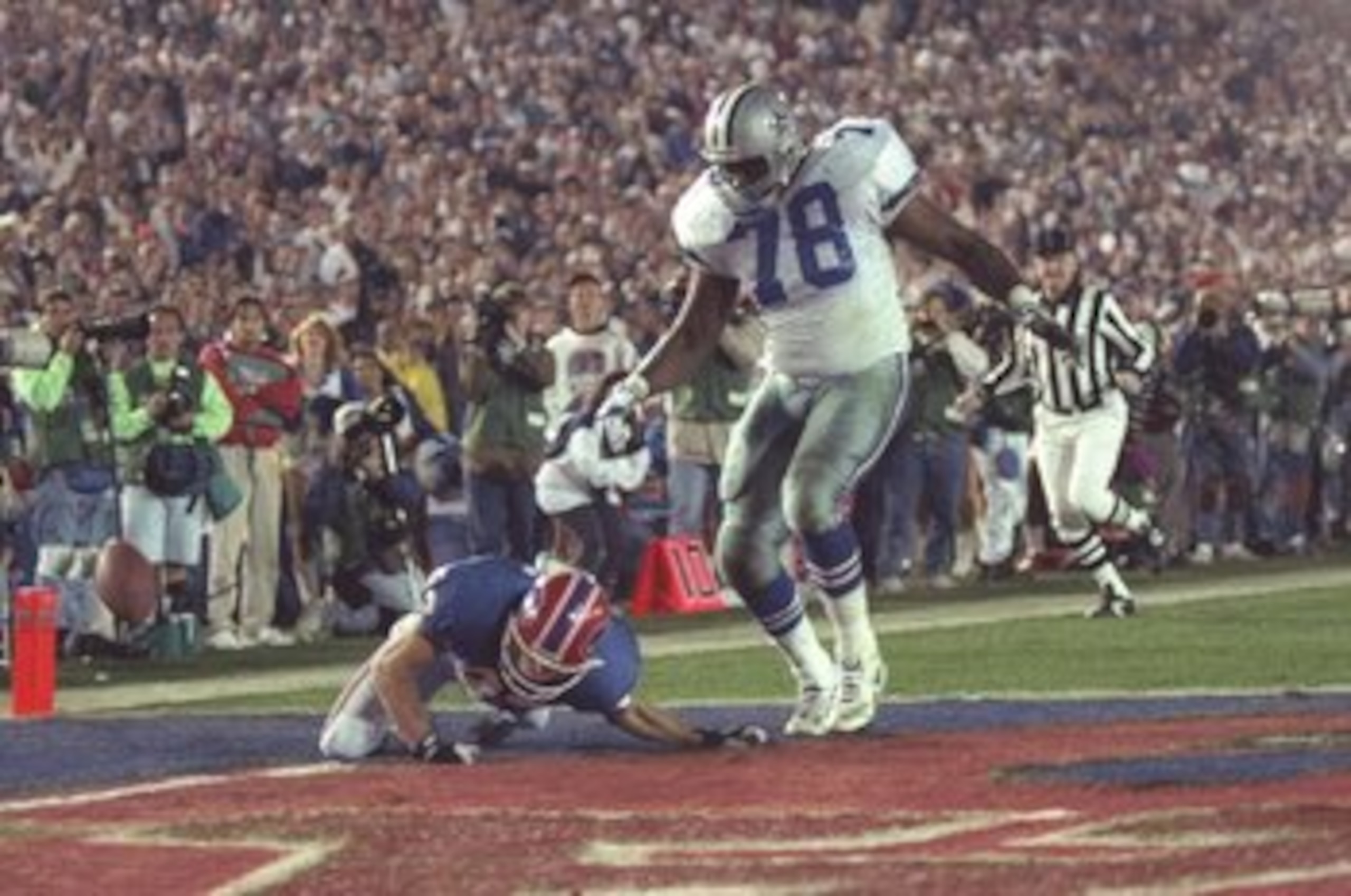 31 Jan 1993: Wide receiver Don Beebe of the Buffalo Bills (left) forces a fumble on defensive tackle Leon Lett of the Dallas Cowboys during Super Bowl XXVII at the Rose Bowl in Pasadena, California. The Cowboys won the game, 52-17.