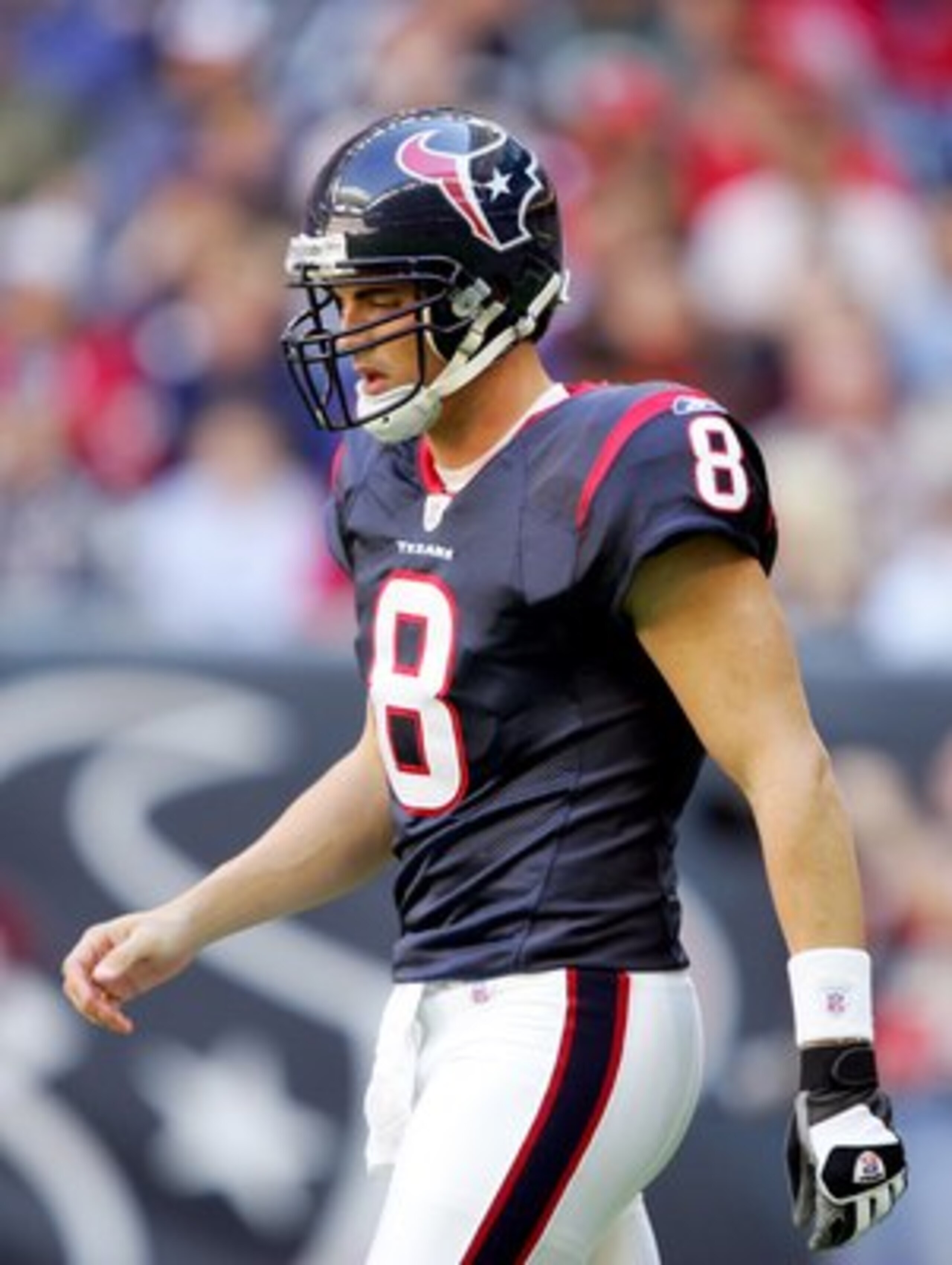 HOUSTON, TX - DECEMBER 31: Quarterback David Carr #8 of the Houston Texanswalks along the field during the game against the Cleveland Browns on December 31, 2006 at Reliant Stadium in Houston, Texas. The Texans defeated the Browns 14-6. (Photo by Lisa B HOUSTON, TX - DECEMBER 31: Quarterback David Carr #8 of the Houston Texanswalks along the field during the game against the Cleveland Browns on December 31, 2006 at Reliant Stadium in Houston, Texas. The Texans defeated the Browns 14-6. (Photo by Lisa B