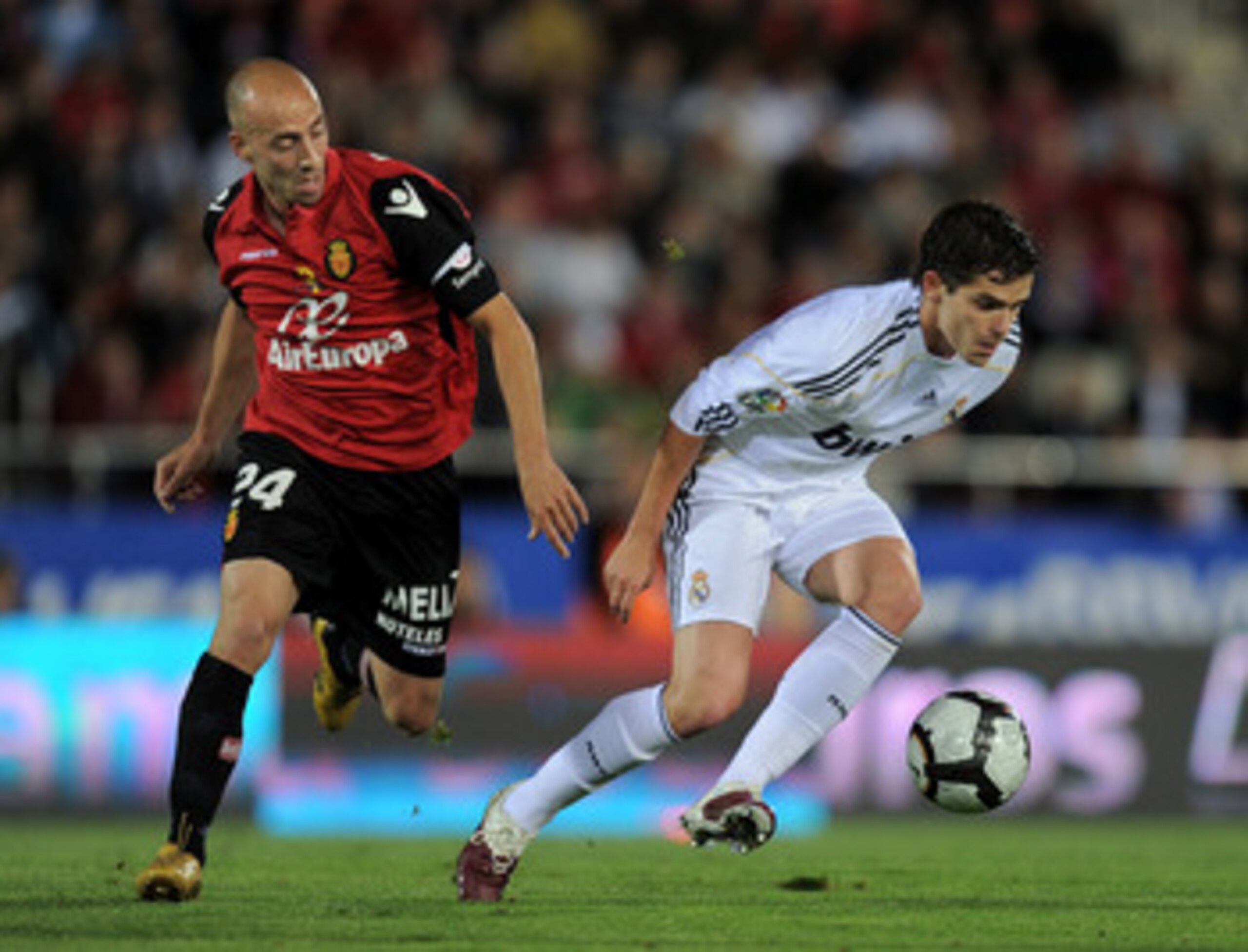MALLORCA, SPAIN - MAY 05:  Fernando Gago (R) of Real Madrid duels for the ball with Borja Valero of Mallorca during the La Liga match between Mallorca and Real Madrid at the ONO Estadio on May 5, 2010 in Mallorca, Spain. Real Madrid won the match 4-1.  (P