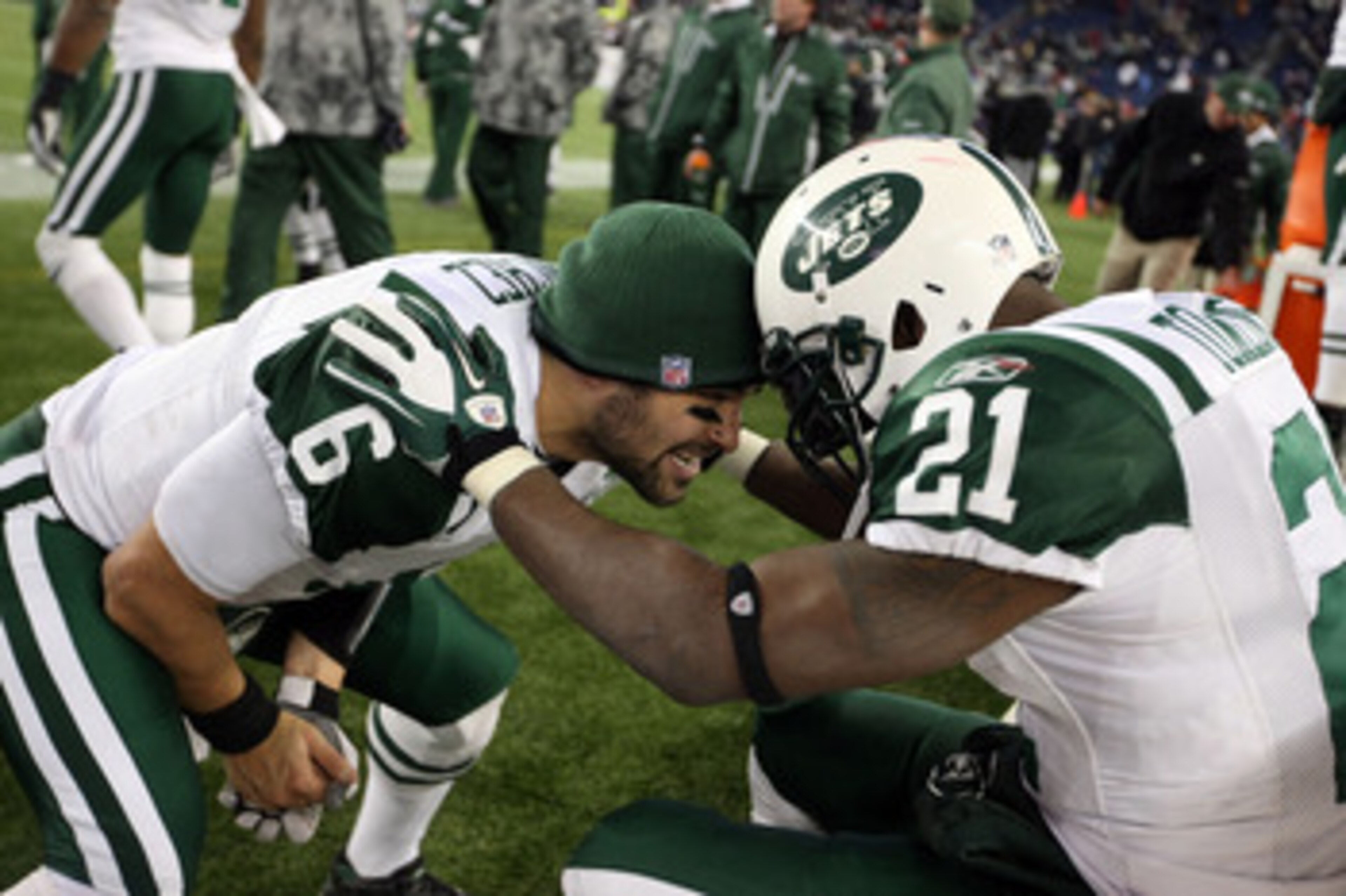 FOXBORO, MA - JANUARY 16:  Mark Sanchez #6 and LaDainian Tomlinson #21 of the New York Jets celebrate after the Jets defeated the Patriots 28 to 21 in their 2011 AFC divisional playoff game at Gillette Stadium on January 16, 2011 in Foxboro, Massachusetts