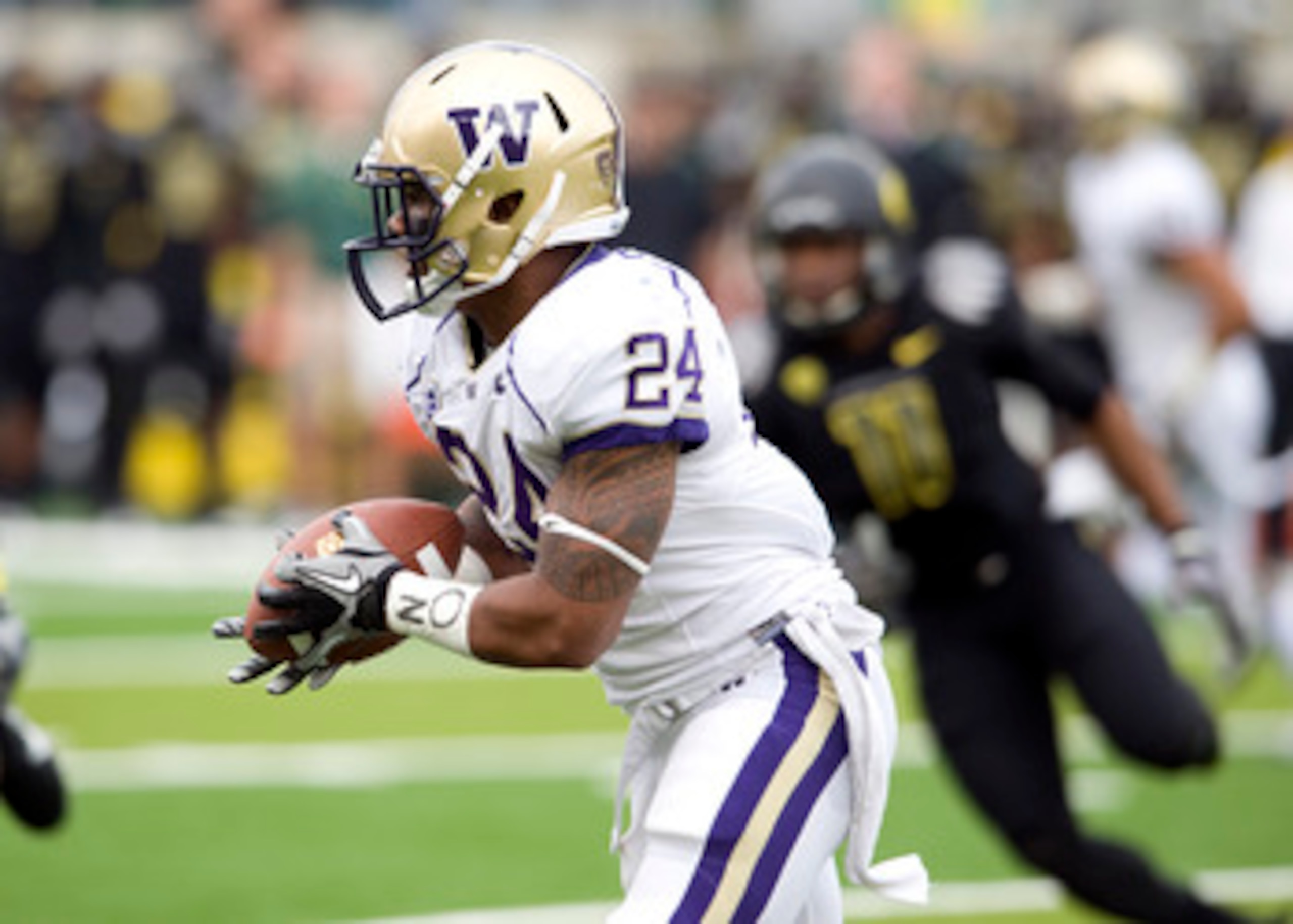 EUGENE, OR - NOVEMBER 6: Running back Jesse Callier #24 of the Washington Huskies runs with the ball in the third quarter of the game against the Oregon Ducks at Autzen Stadium on November 6, 2010 in Eugene, Oregon. The Ducks won the game 53-16. (Photo by