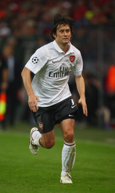 LIEGE, BELGIUM - SEPTEMBER 16:  Tomas Rosicky of Arsenal in action during the UEFA Champions League Group H match between Standard Liege and Arsenal at the Sclessin Stadium on September 16, 2009 in Liege, Belgium.  (Photo by Jamie McDonald/Getty Images)