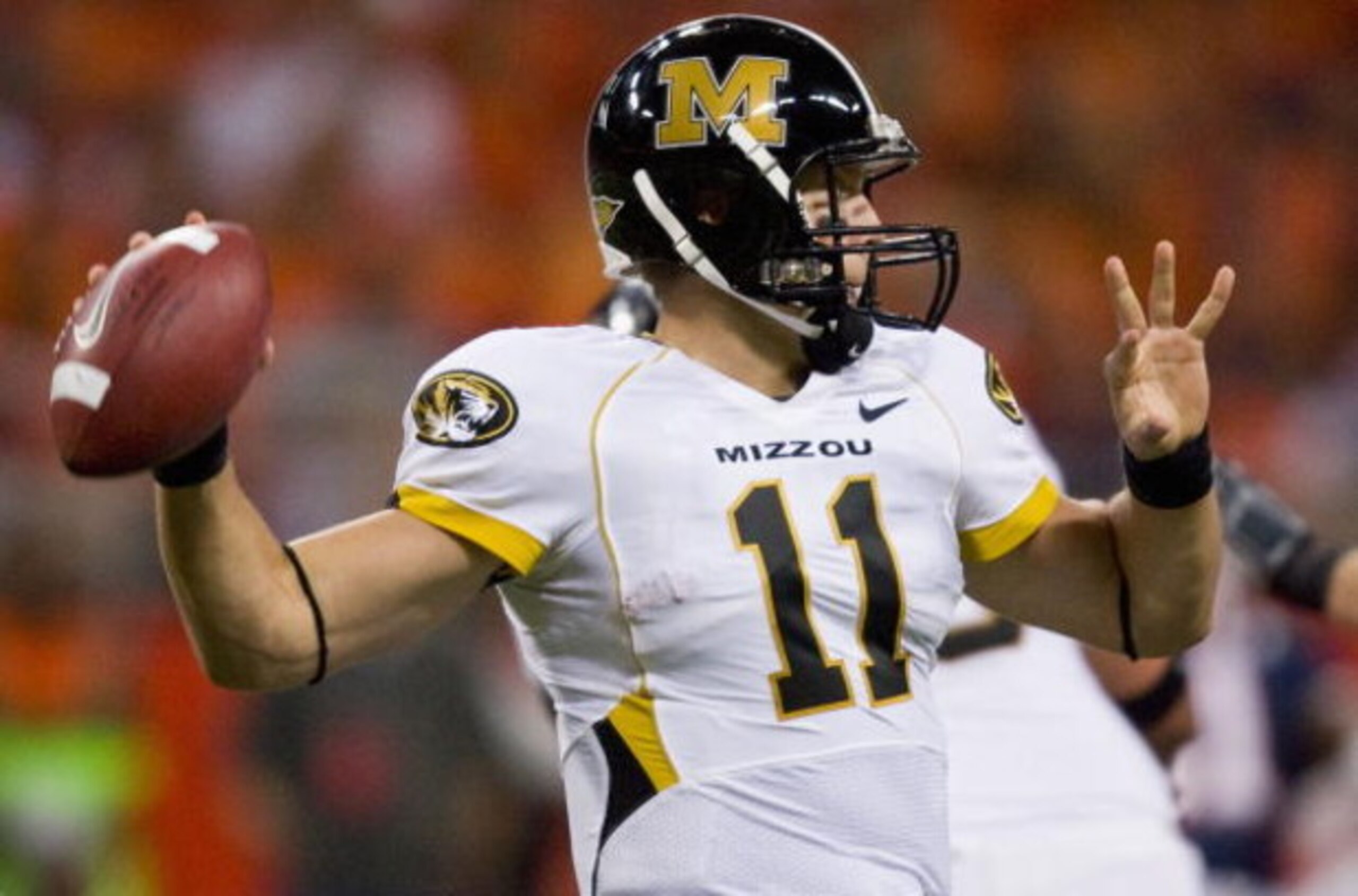 ST. LOUIS, MO - SEPTEMBER 5: Blaine Gabbert #11 of the University of Missouri Tigers passes against the University of Illinois Fighting Illini during the State Farm Arch Rivalry on September 5, 2009 at the Edward Jones Dome in St. Louis, Missouri.  The Ti