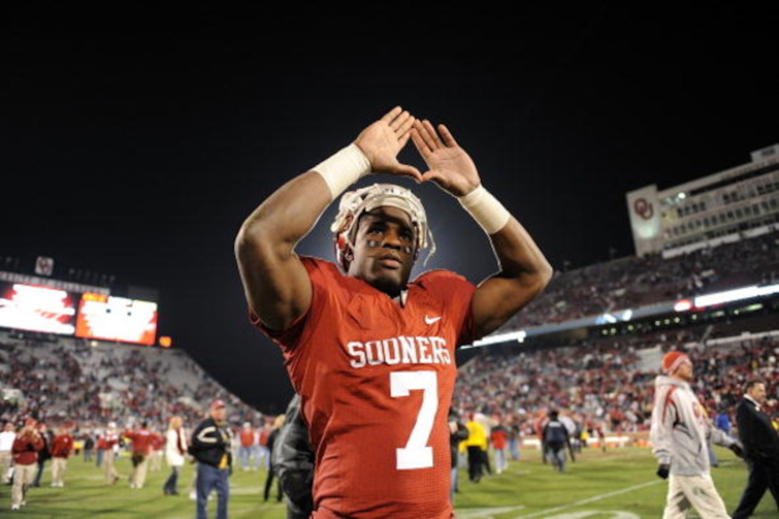 NORMAN, OK - NOVEMBER 22:  Running back DeMarco Murray #7 of the Oklahoma Sooners celebrates a 65-21 win against the Texas Tech Red Raiders at Memorial Stadium on November 22, 2008 in Norman, Oklahoma.  (Photo by Ronald Martinez/Getty Images)