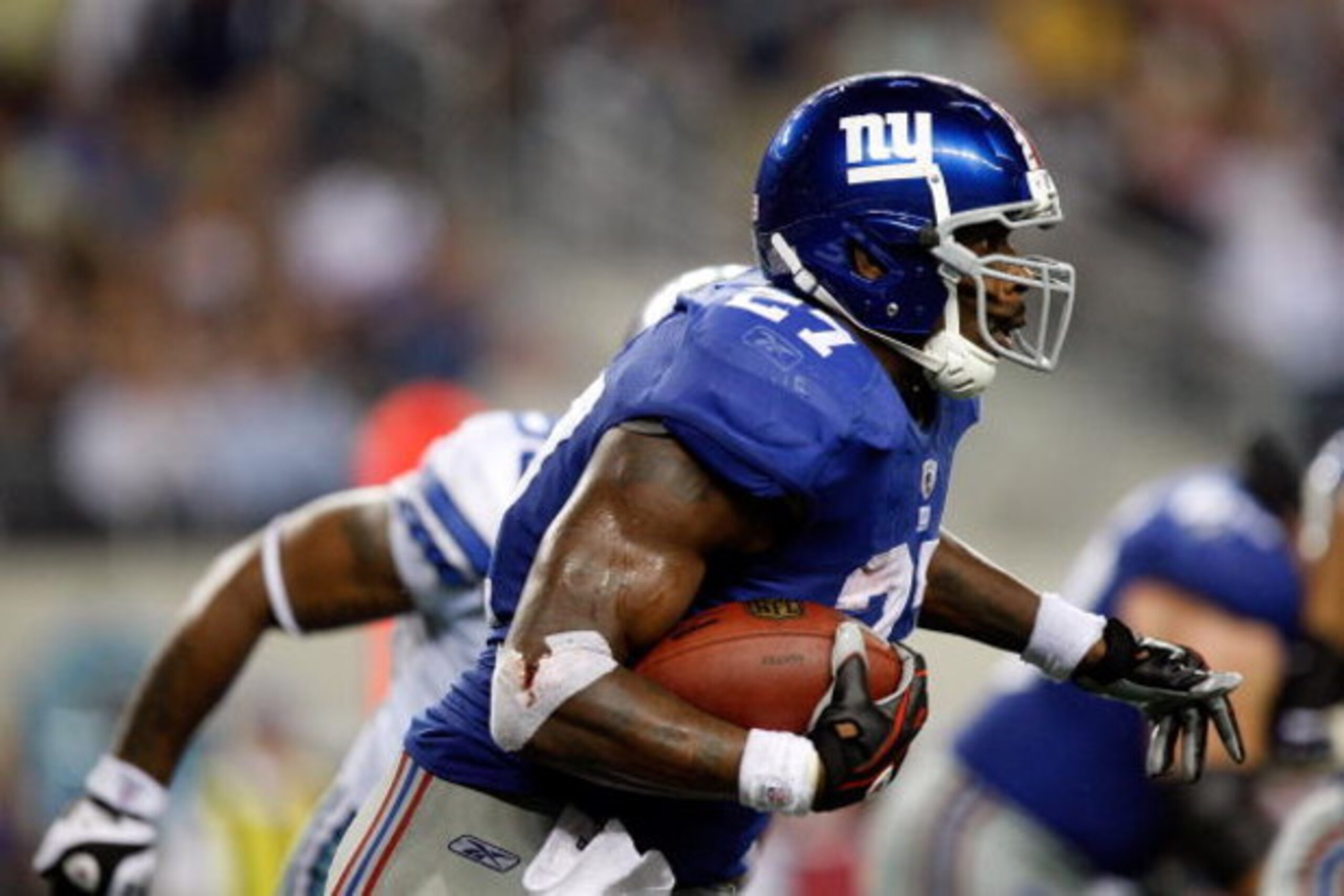 ARLINGTON, TX - SEPTEMBER 20:  Running back Brandon Jacobs #27 of the New York Giants runs the ball against the Dallas Cowboys at Cowboys Stadium on September 20, 2009 in Arlington, Texas.  (Photo by Ronald Martinez/Getty Images)