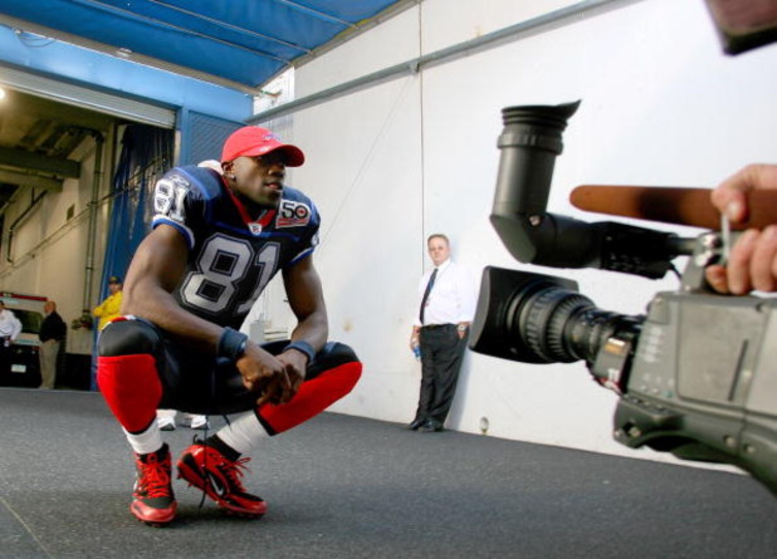 ORCHARD PARK, NY - SEPTEMBER 20: Terrell Owens #81 of the Buffalo Bills gets ready to take the field against the Tampa Bay Buccaneers at Ralph Wilson Stadium on September 20, 2009 in Orchard Park, New York.  (Photo by Rick Stewart/Getty Images)