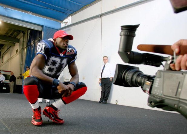 ORCHARD PARK, NY - SEPTEMBER 20: Terrell Owens #81 of the Buffalo Bills gets ready to take the field against the Tampa Bay Buccaneers at Ralph Wilson Stadium on September 20, 2009 in Orchard Park, New York.  (Photo by Rick Stewart/Getty Images)