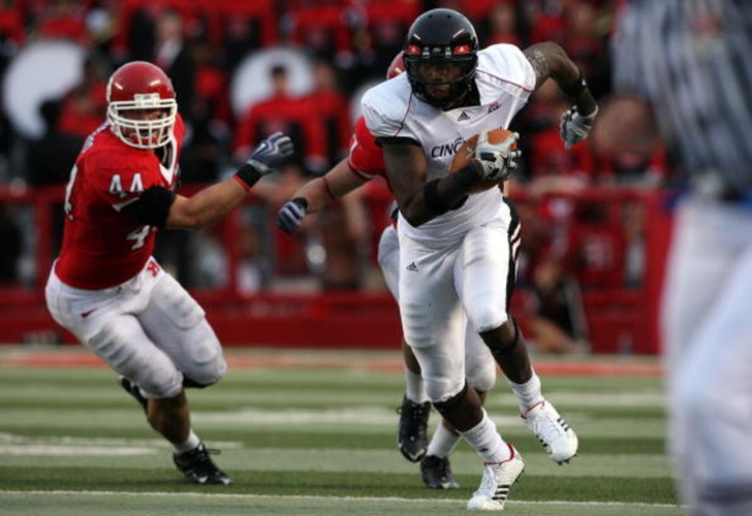 PISCATAWAY, NJ - SEPTEMBER 07: Jamar Howard #6 of the Cincinnati Bearcats runs the ball past Ryan D'Imperio #44 of the Rutgers Scarlet Knights at Rutgers Stadium on September 7, 2009 in Piscataway, New Jersey. (Photo by Jim McIsaac/Getty Images) PISCATAWAY, NJ - SEPTEMBER 07: Jamar Howard #6 of the Cincinnati Bearcats runs the ball past Ryan D'Imperio #44 of the Rutgers Scarlet Knights at Rutgers Stadium on September 7, 2009 in Piscataway, New Jersey. (Photo by Jim McIsaac/Getty Images)