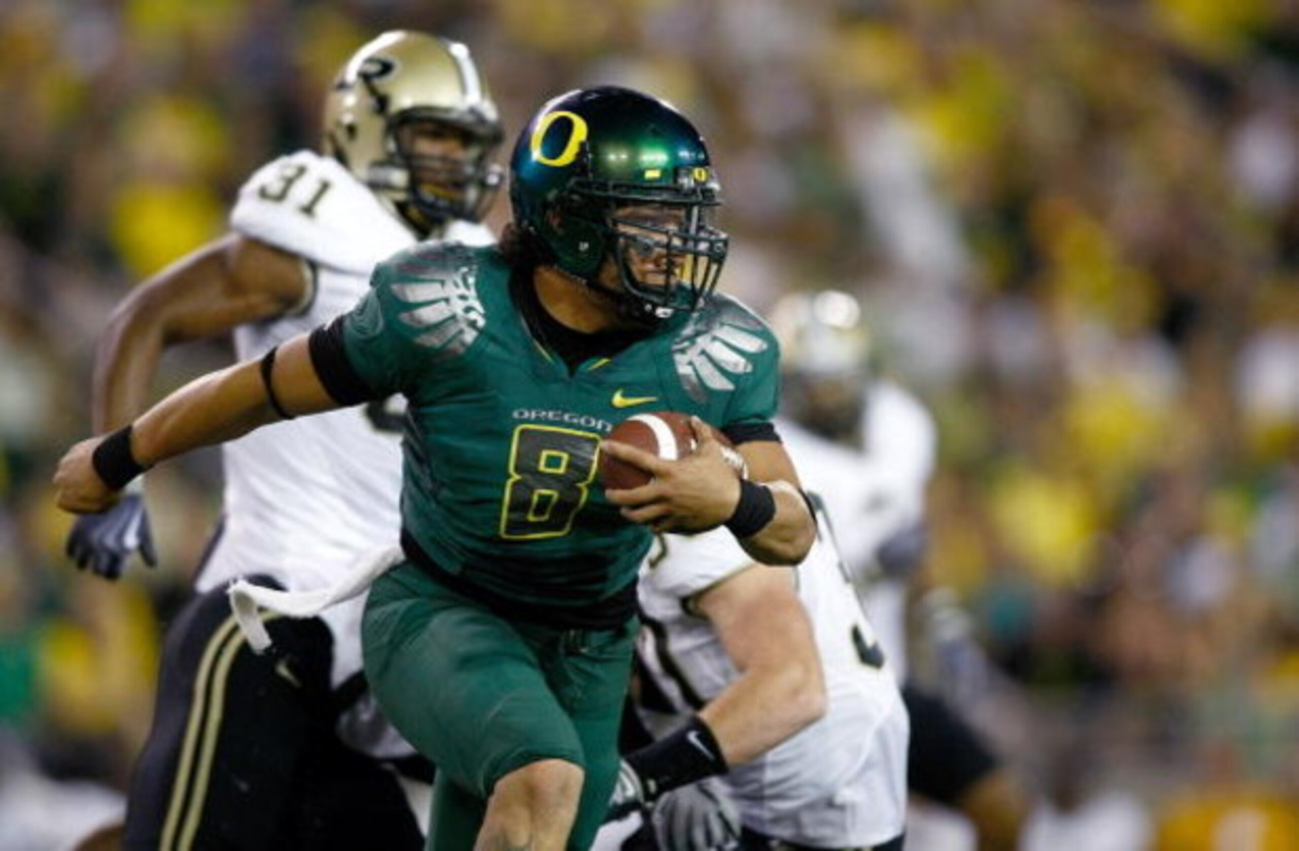 EUGENE, OR - SEPTEMBER 12:  Quarterback Jeremiah Masoli #8 of the Oregon Ducks runs with the ball against the Purdue Boilermakers  at Autzen Stadium on September 12, 2009 in Eugene, Oregon.  (Photo by Jonathan Ferrey/Getty Images)