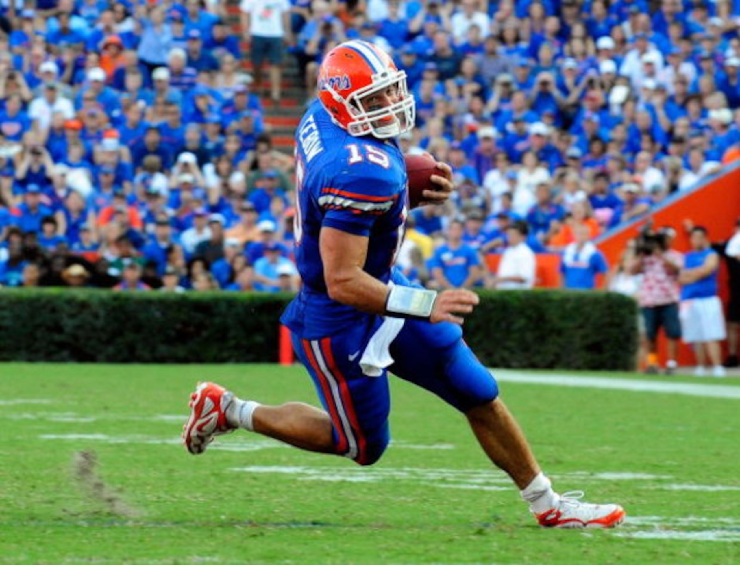GAINESVILLE, FL - SEPTEMBER 19: Tim Tebow #15 of the Florida Gators scrambles for yardage during the game against the Tennessee Volunteers at Ben Hill Griffin Stadium on September 19, 2009 in Gainesville, Florida. (Photo by Sam Greenwood/Getty Images) GAINESVILLE, FL - SEPTEMBER 19: Tim Tebow #15 of the Florida Gators scrambles for yardage during the game against the Tennessee Volunteers at Ben Hill Griffin Stadium on September 19, 2009 in Gainesville, Florida. (Photo by Sam Greenwood/Getty Images)