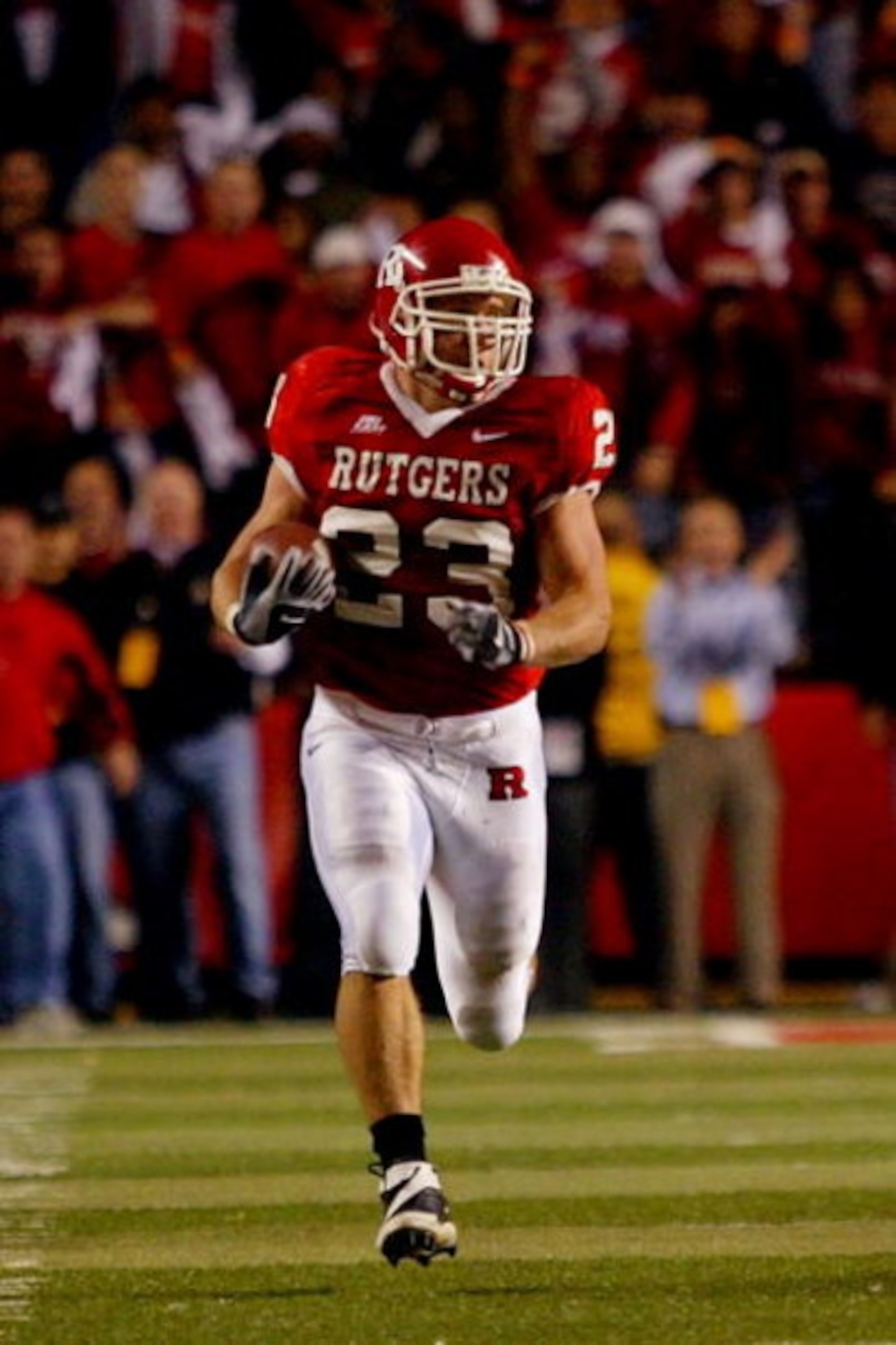 PISCATAWAY, NJ - NOVEMBER 09:  Brian Leonard #23 of the Rutgers Scarlet Knights runs with the ball on a screen pass for a big gain in the fourth quarter against the Louisville Cardinals at Rutgers Stadium on November 9, 2006 in Piscataway, New Jersey.  (P