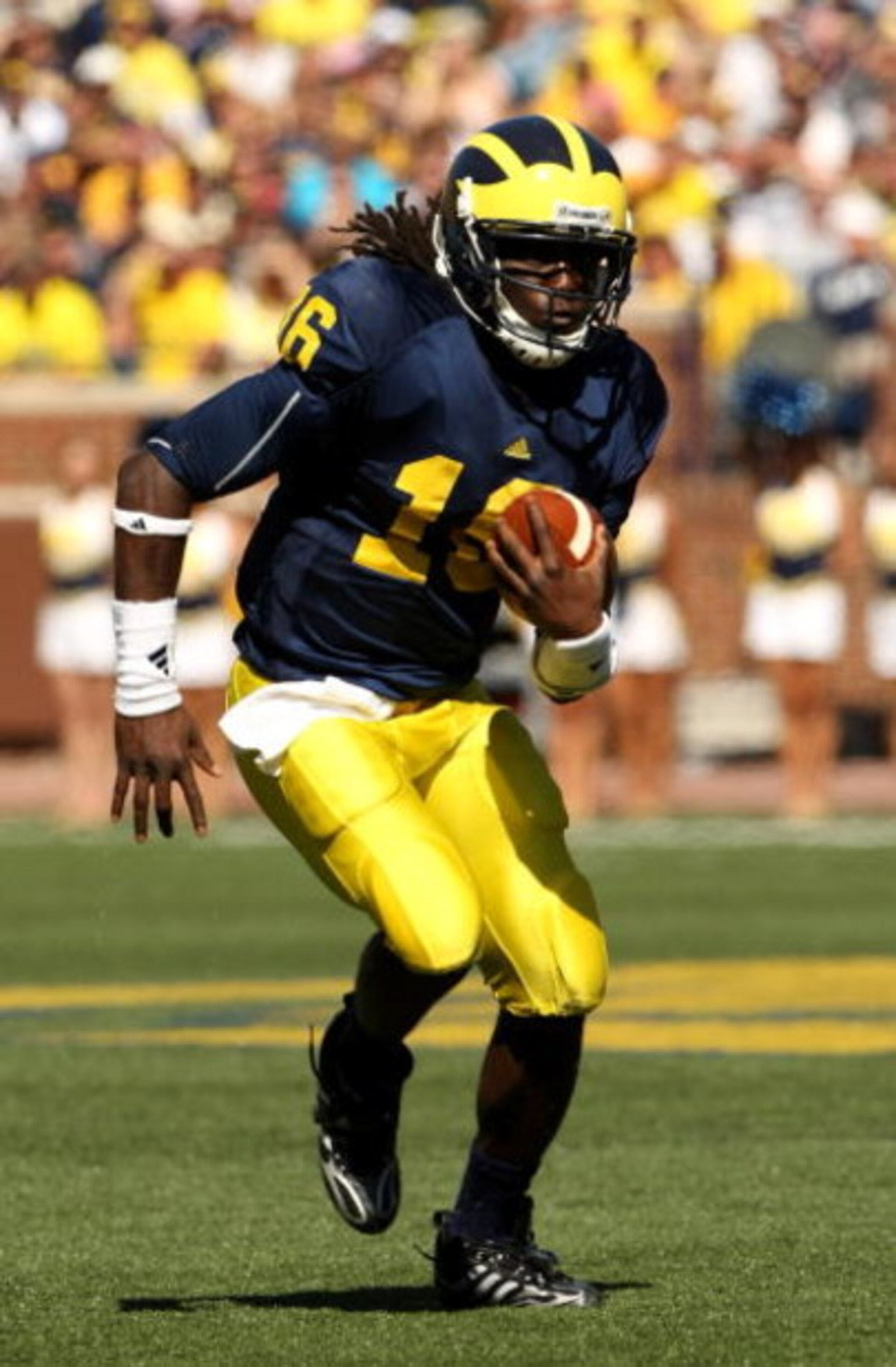 ANN ARBOR, MI - SEPTEMBER 19:  Quarterback Denard Robinson #16 of the Michigan Wolverines carries the ball on a 36 yard touchdown run in the fourth quarter against the Eastern Michigan Eagles at Michigan Stadium on September 19, 2009 in Ann Arbor, Michiga