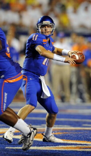 BOISE, ID - SEPTEMBER 3: Quarterback Kellen Moore #6 of the Boise State Broncos sets to throw a pass in the third quarter of the game against the Oregon Ducks at Bronco Stadium on September 3, 2009 in Boise, Idaho. Boise State won the game 19-8. (Photo by