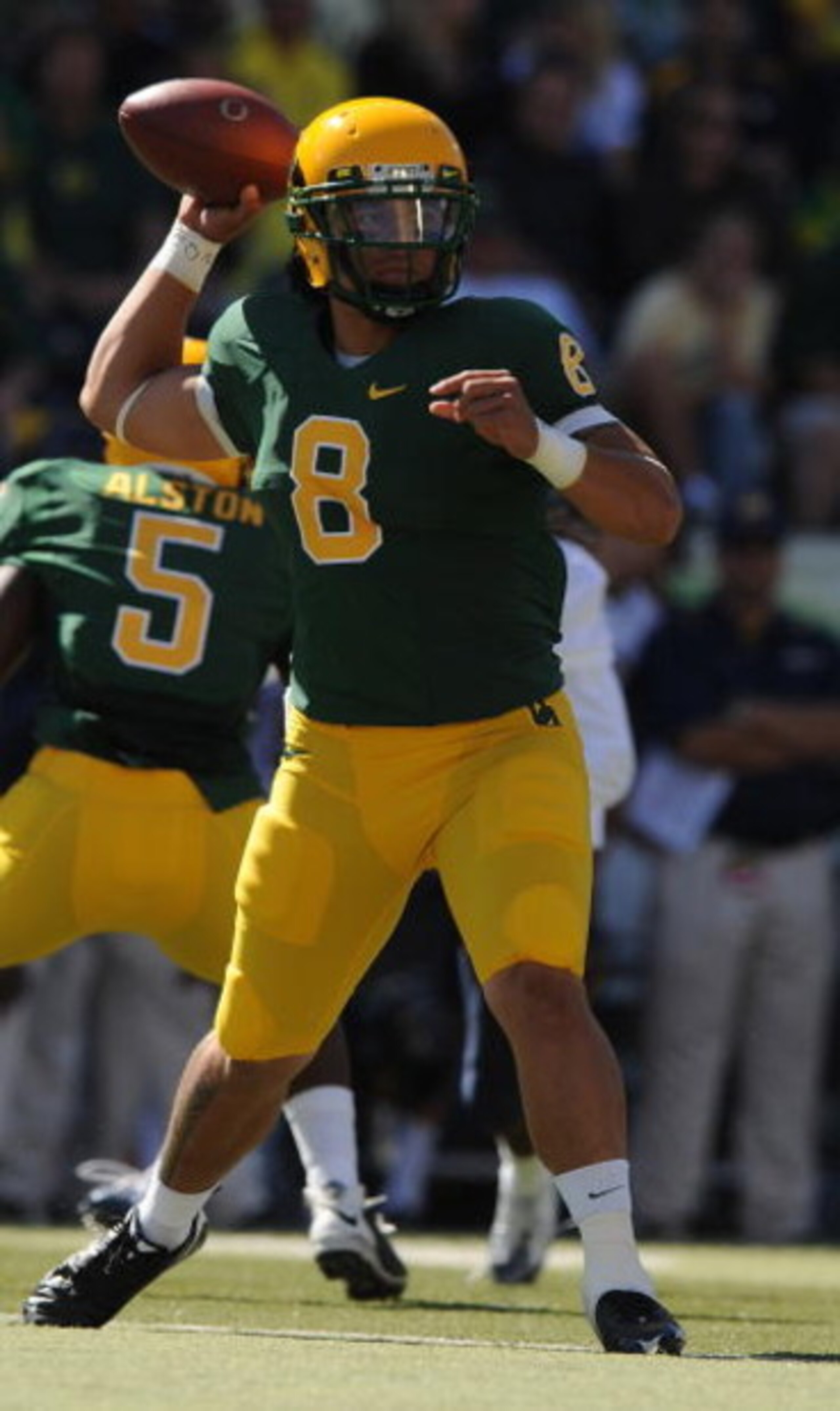 EUGENE, OR - SEPTEMBER 26: Jeremiah Masoli #8 of the Oregon Ducks sets to throw a pass in the second quarter of the game against the California Bears at Autzen Stadium on September 26, 2009 in Eugene, Oregon.. The Ducks upset the Bears 42-3. (Photo by Ste EUGENE, OR - SEPTEMBER 26: Jeremiah Masoli #8 of the Oregon Ducks sets to throw a pass in the second quarter of the game against the California Bears at Autzen Stadium on September 26, 2009 in Eugene, Oregon.. The Ducks upset the Bears 42-3. (Photo by Ste