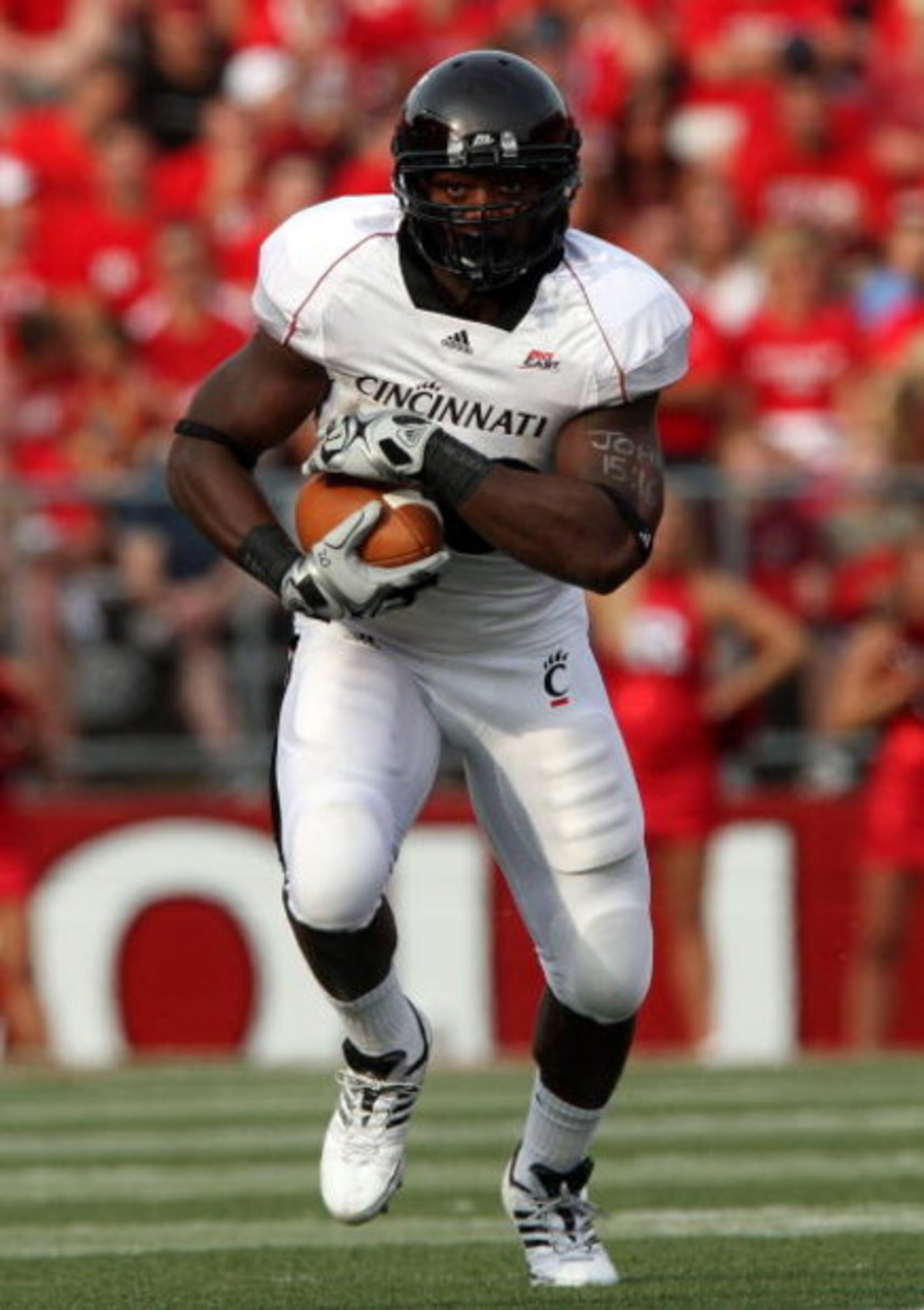PISCATAWAY, NJ - SEPTEMBER 07: Jacob Ramsey #20 of the Cincinnati Bearcats runs the ball against the Rutgers Scarlet Knights at Rutgers Stadium on September 7, 2009 in Piscataway, New Jersey. by Jim McIsaac/Getty Images) (Photo by Jim McIsaac/Getty Im PISCATAWAY, NJ - SEPTEMBER 07: Jacob Ramsey #20 of the Cincinnati Bearcats runs the ball against the Rutgers Scarlet Knights at Rutgers Stadium on September 7, 2009 in Piscataway, New Jersey. by Jim McIsaac/Getty Images) (Photo by Jim McIsaac/Getty Im