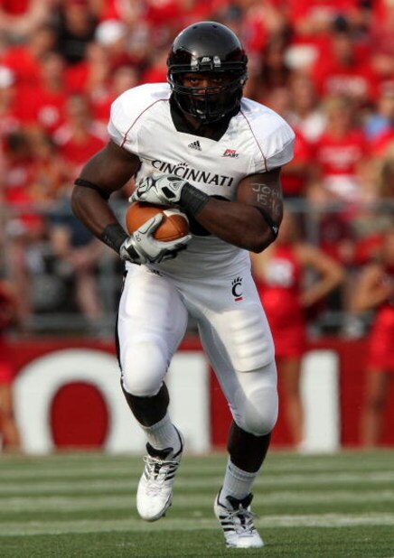 PISCATAWAY, NJ - SEPTEMBER 07:  Jacob Ramsey #20 of the Cincinnati Bearcats runs the ball against the Rutgers Scarlet Knights at Rutgers Stadium on September 7, 2009 in Piscataway, New Jersey.   by Jim McIsaac/Getty Images)  (Photo by Jim McIsaac/Getty Im