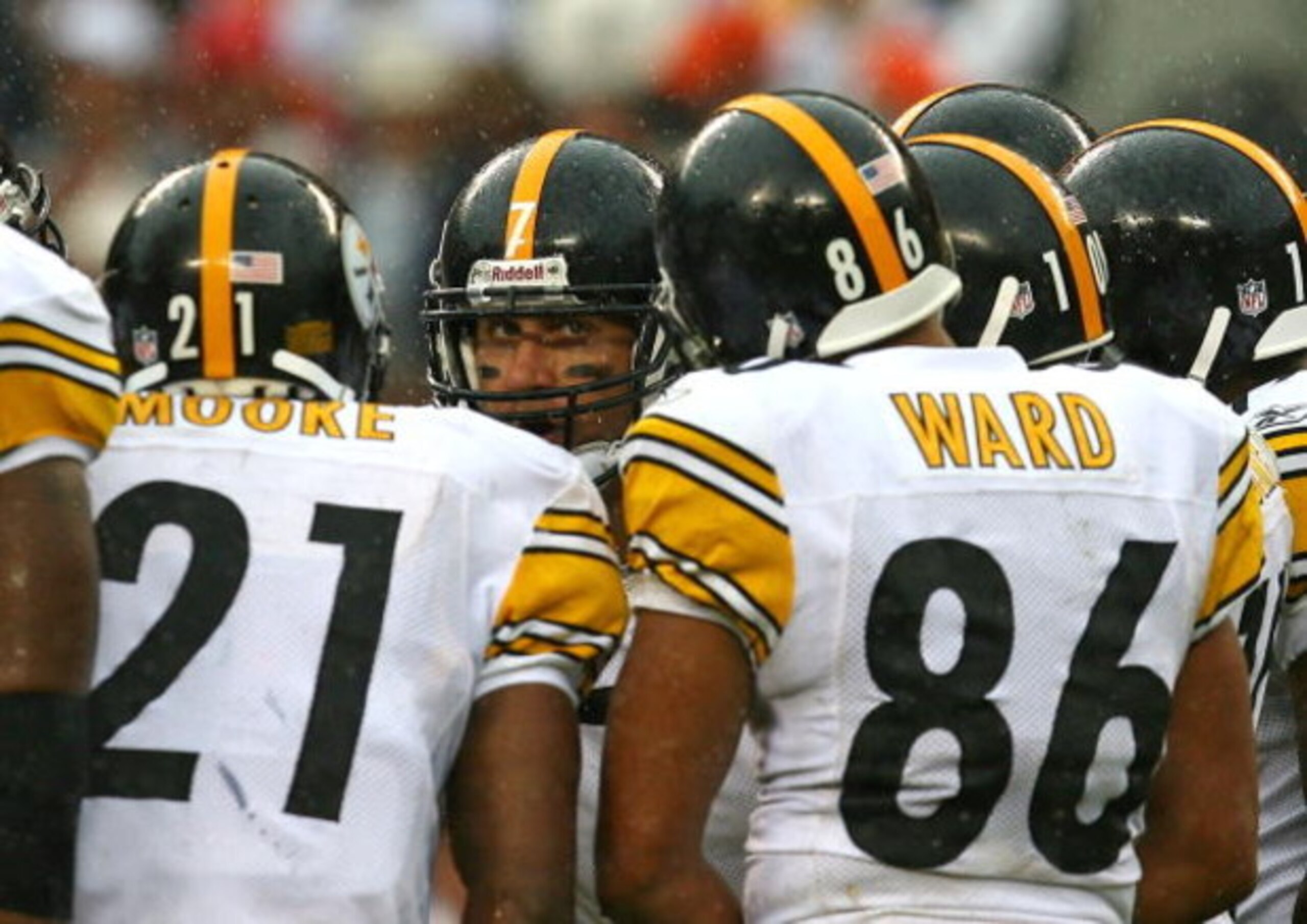 CHICAGO - SEPTEMBER 20: Ben Roethlisberger #7 of the Pittsburgh Steelers calls a play in the huddle against the Chicago Bears on September 20, 2009 at Soldier Field in Chicago, Illinois. The Bears defeated the Steelers 17-14. (Photo by Jonathan Daniel/Get
