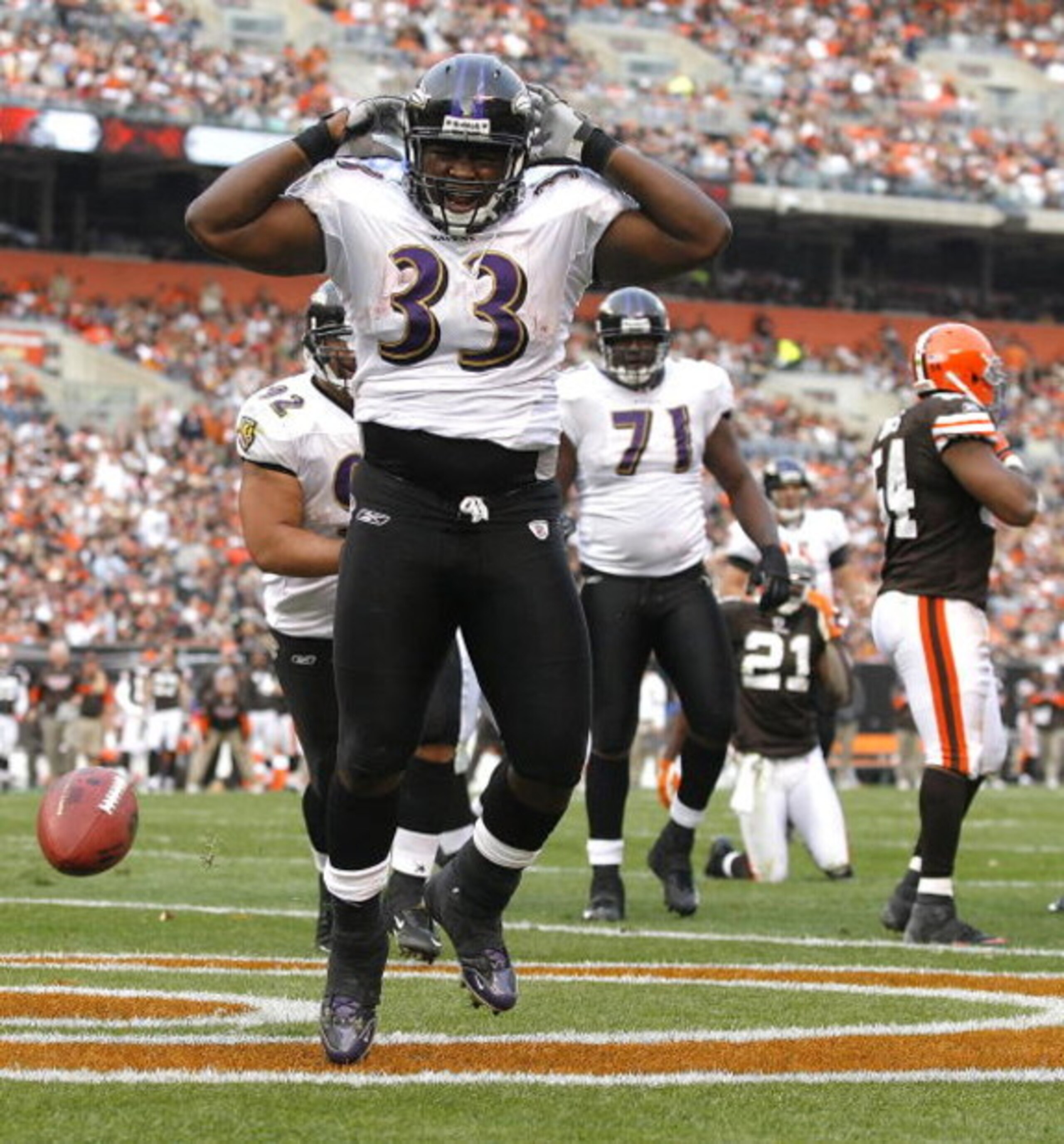 CLEVELAND - NOVEMBER 2:  Le'Ron McClain #33 of the Baltimore Ravens celebrates after scoring a touchdown against the Cleveland Browns during the third quarter of their NFL game at Cleveland Browns Stadium November 2, 2008 in Cleveland, Ohio.  (Photo by Ma