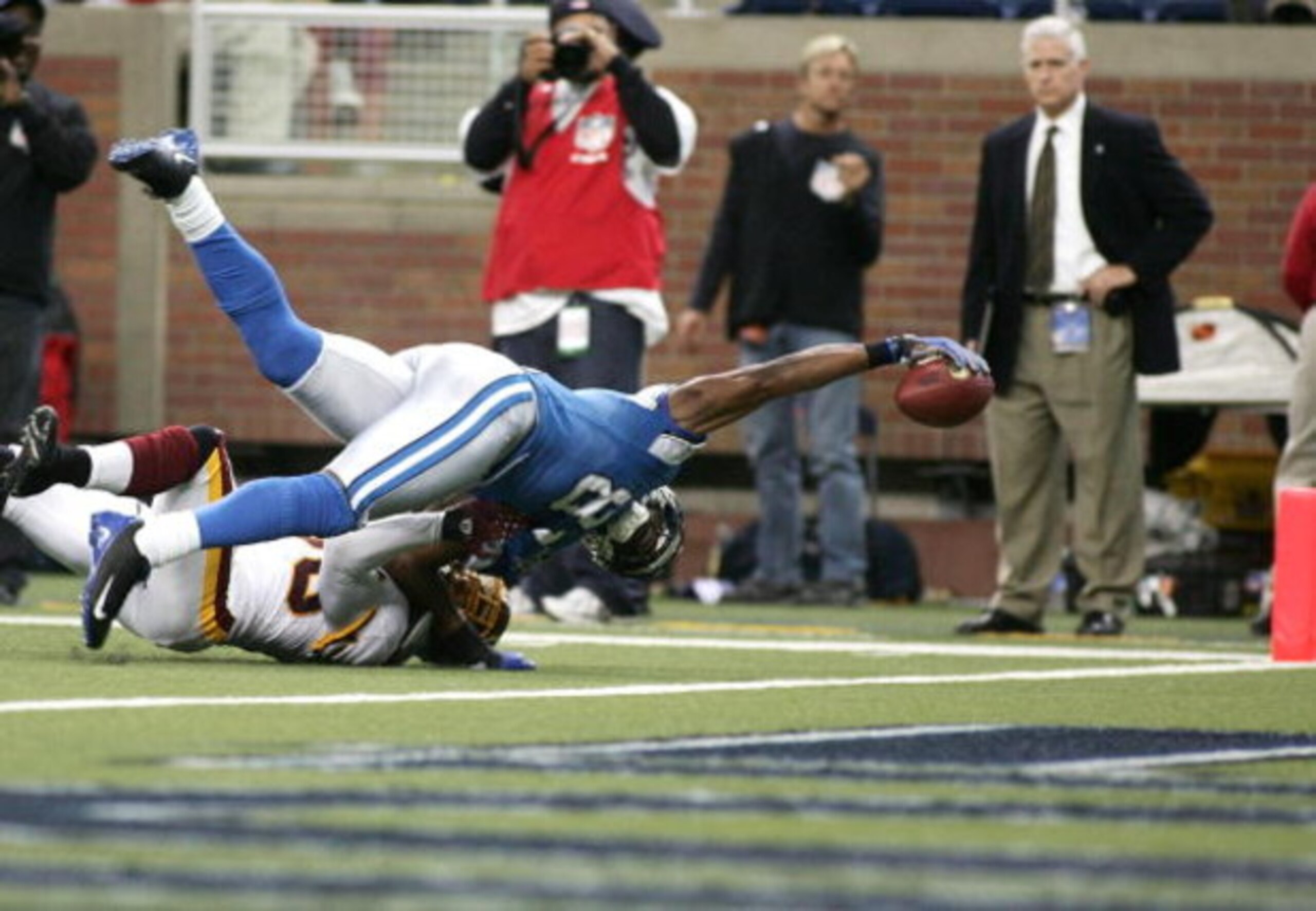 DETROIT , MI - OCTOBER 26:  Calvin Johnson #81 of the Detroit Lions stretches into the end zone for a touchdown against the Washington Redskins on October 26, 2008 at Ford Field in Detroit, Michigan.  (Photo by Domenic Centofanti/Getty Images)