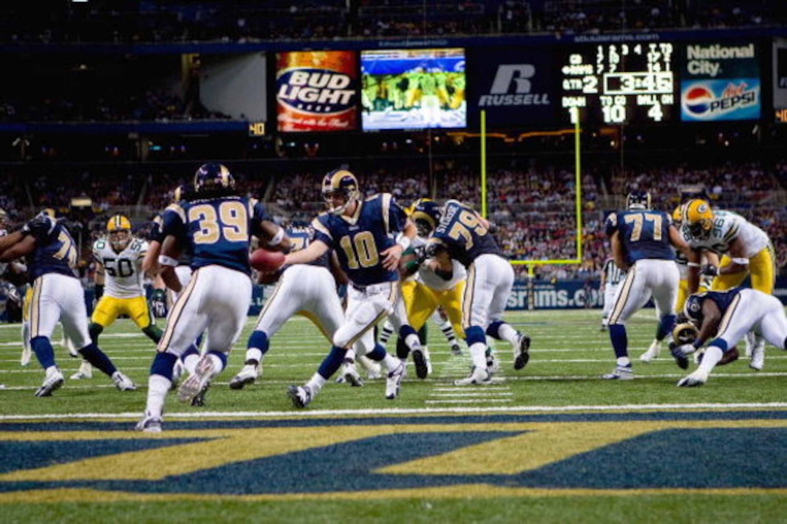 ST. LOUIS, MO - DECEMBER 16: Field view of the game between the Green Bay Packers and the St. Louis Rams on December 16, 2007 at the Edward Jones Dome in St. Louis, Missouri.  The Packers beat the Rams 33-14.  (Photo by Dilip Vishwanat/Getty Images)