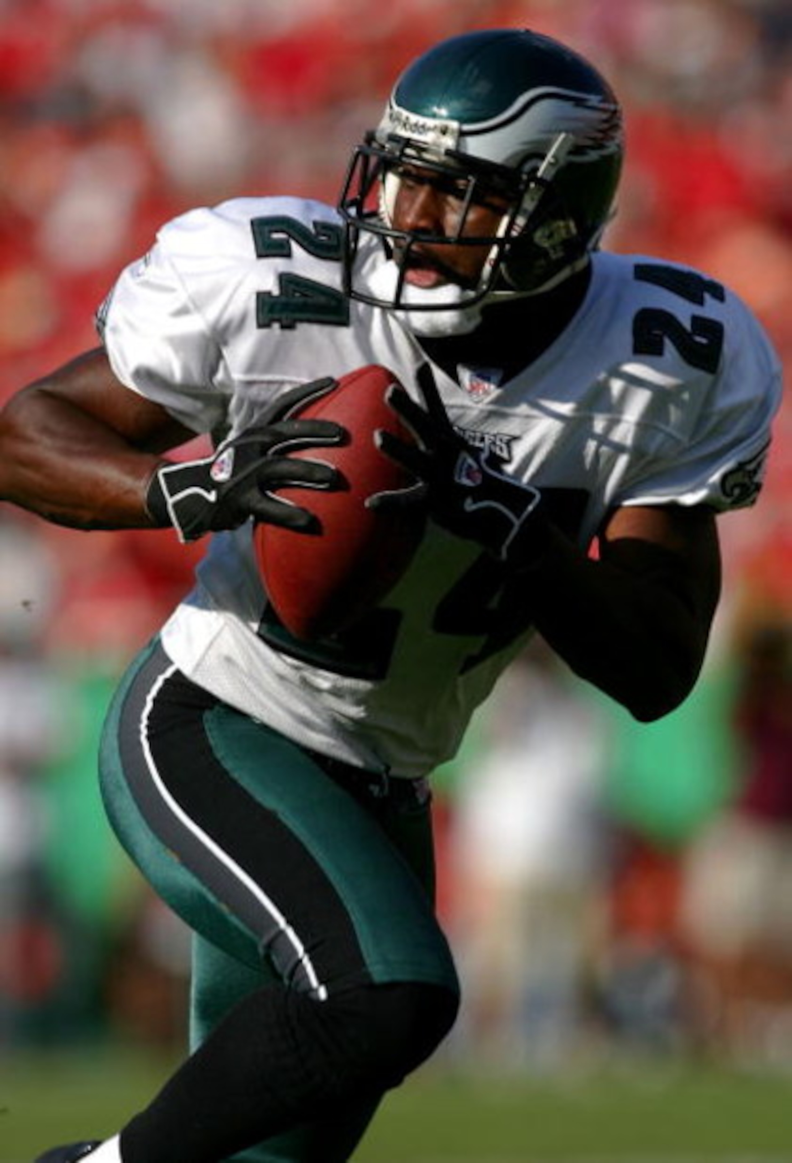 KANSAS CITY, MO - OCTOBER 02:  Sheldon Brown #24 of the Philadelphia Eagles returns an interception for a touchdown during the first half of the game against the Kansas City Chiefs on October 2, 2005 at Arrowhead Stadium in Kansas City, Missouri.  (Photo 