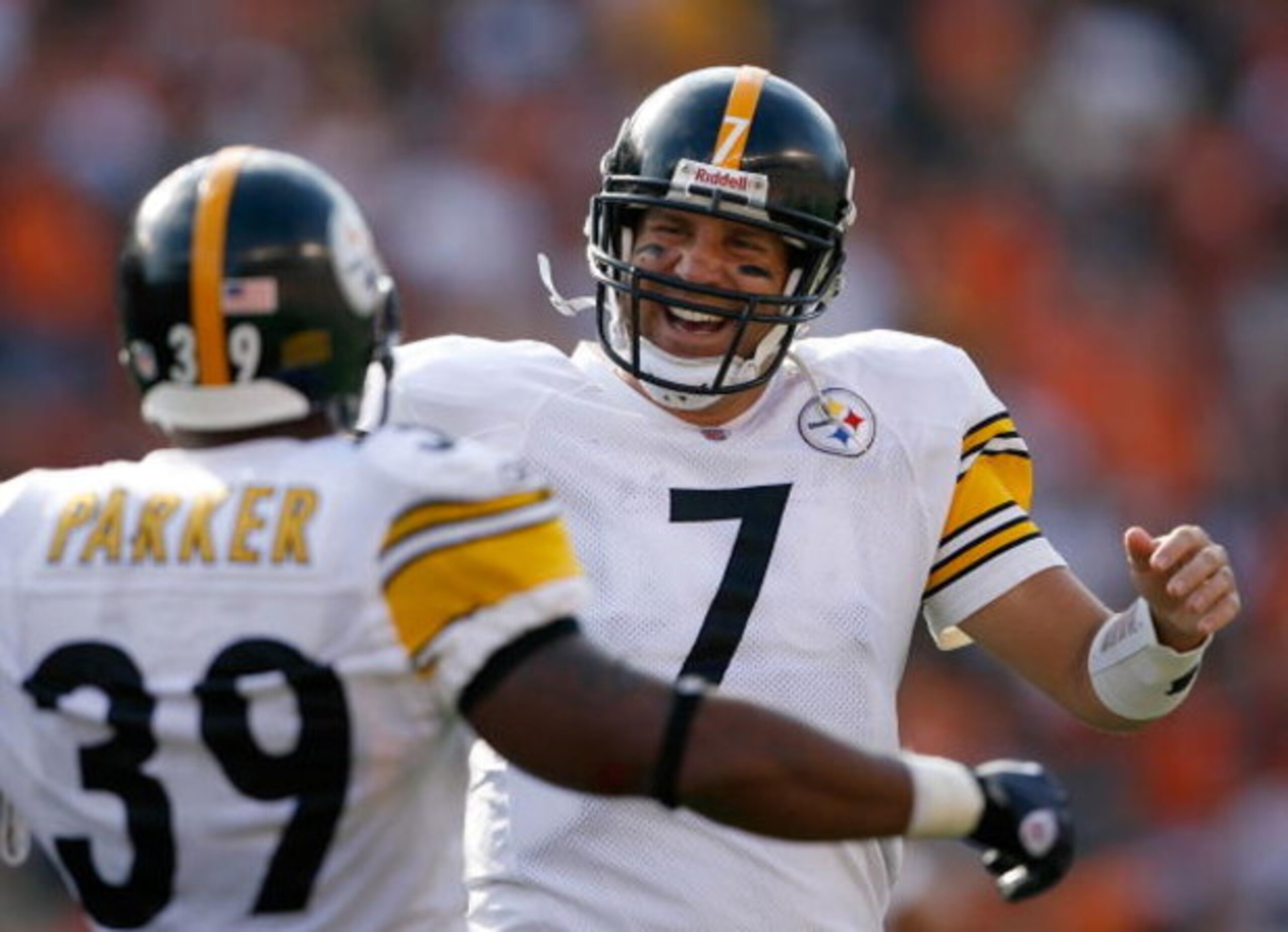 CINCINNATI - SEPTEMBER 27: Ben Roethlisberger #7 of the Pittsburgh Steelers celebrates with Willie Parker #39 during the NFL game against the Cincinnati Bengals at Paul Brown Stadium on September 27, 2009 in Cincinnati, Ohio. (Photo by Andy Lyons/Getty CINCINNATI - SEPTEMBER 27: Ben Roethlisberger #7 of the Pittsburgh Steelers celebrates with Willie Parker #39 during the NFL game against the Cincinnati Bengals at Paul Brown Stadium on September 27, 2009 in Cincinnati, Ohio. (Photo by Andy Lyons/Getty