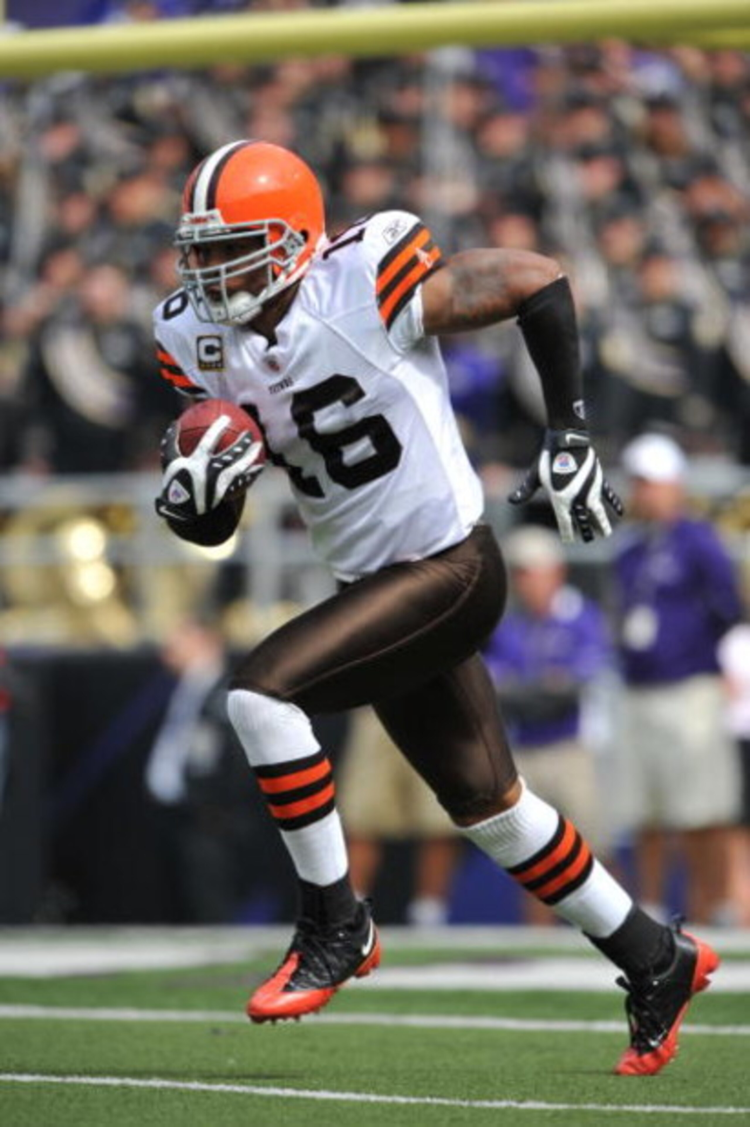 BALTIMORE - SEPTEMBER 27: Joshua Cribbs #16 of the Cleveland Browns returns a kickoff against the Baltimore Ravens at M&T Bank Stadium on September 27, 2009 in Baltimore, Maryland. The Ravens defeated the Browns 34-3. (Photo by Larry French/Getty Images) BALTIMORE - SEPTEMBER 27: Joshua Cribbs #16 of the Cleveland Browns returns a kickoff against the Baltimore Ravens at M&T Bank Stadium on September 27, 2009 in Baltimore, Maryland. The Ravens defeated the Browns 34-3. (Photo by Larry French/Getty Images)
