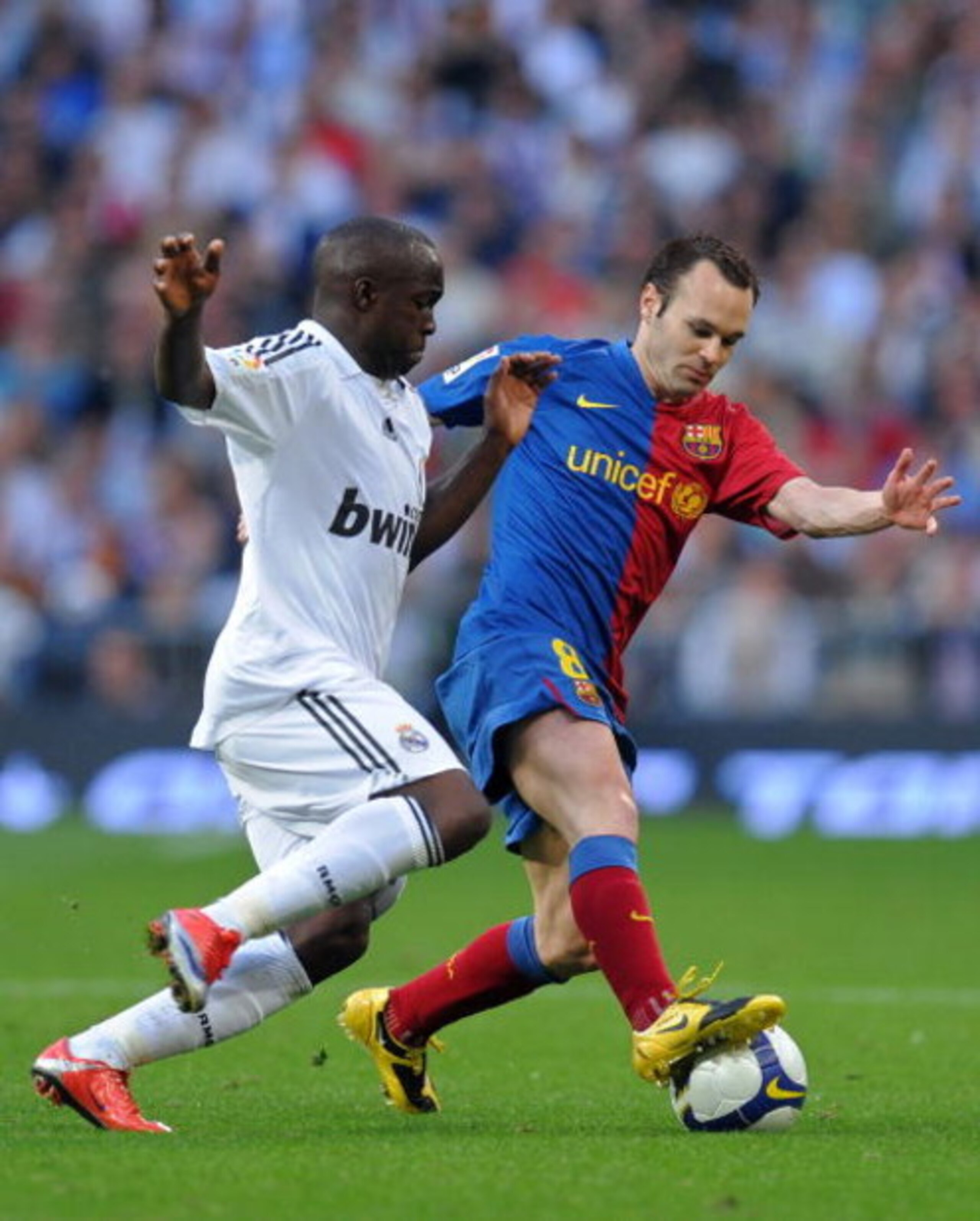 MADRID, SPAIN - MAY 02:  Andres Iniesta (R) of Barcelona duels for the ball with Lass Diarra of Real Madrid during the La Liga match between Real Madrid and Barcelona at the Santiago Bernabeu Stadium on May 2, 2009 in Madrid, Spain. Barcelona won the matc