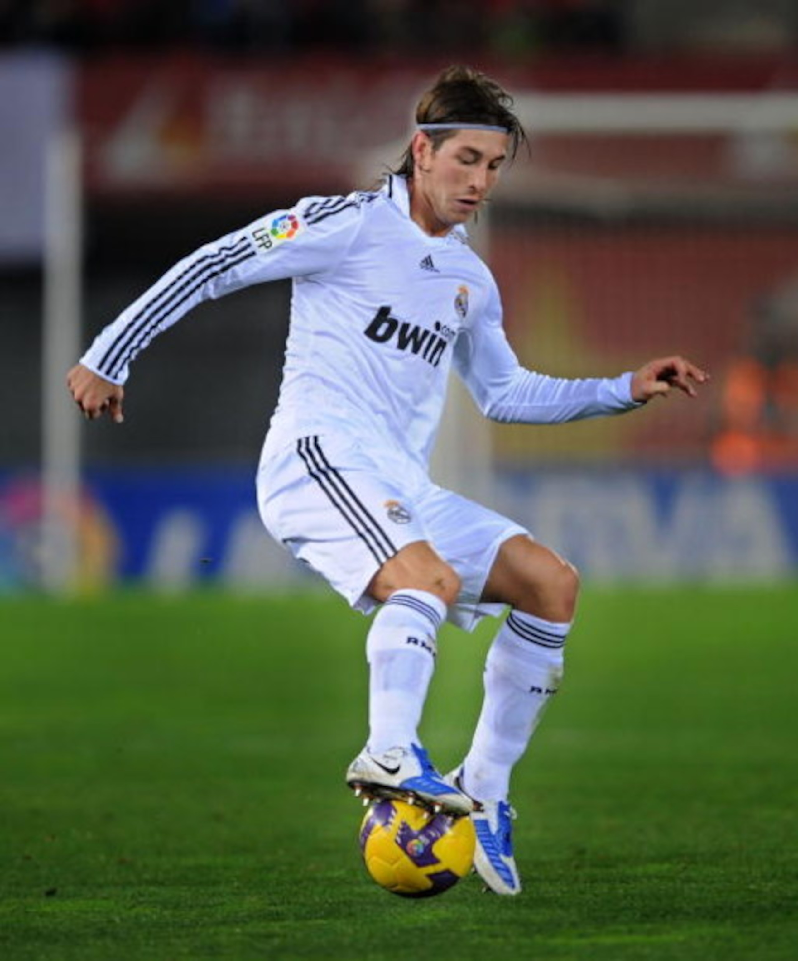 PALMA, SPAIN - JANUARY 11:  Sergio Ramos of Real Madrid controls the ball during the La Liga match betwen Mallorca and Real Madrid at the San Moix stadium on January 11, 2009 in Palma, Spain.  (Photo by Denis Doyle/Getty Images)
