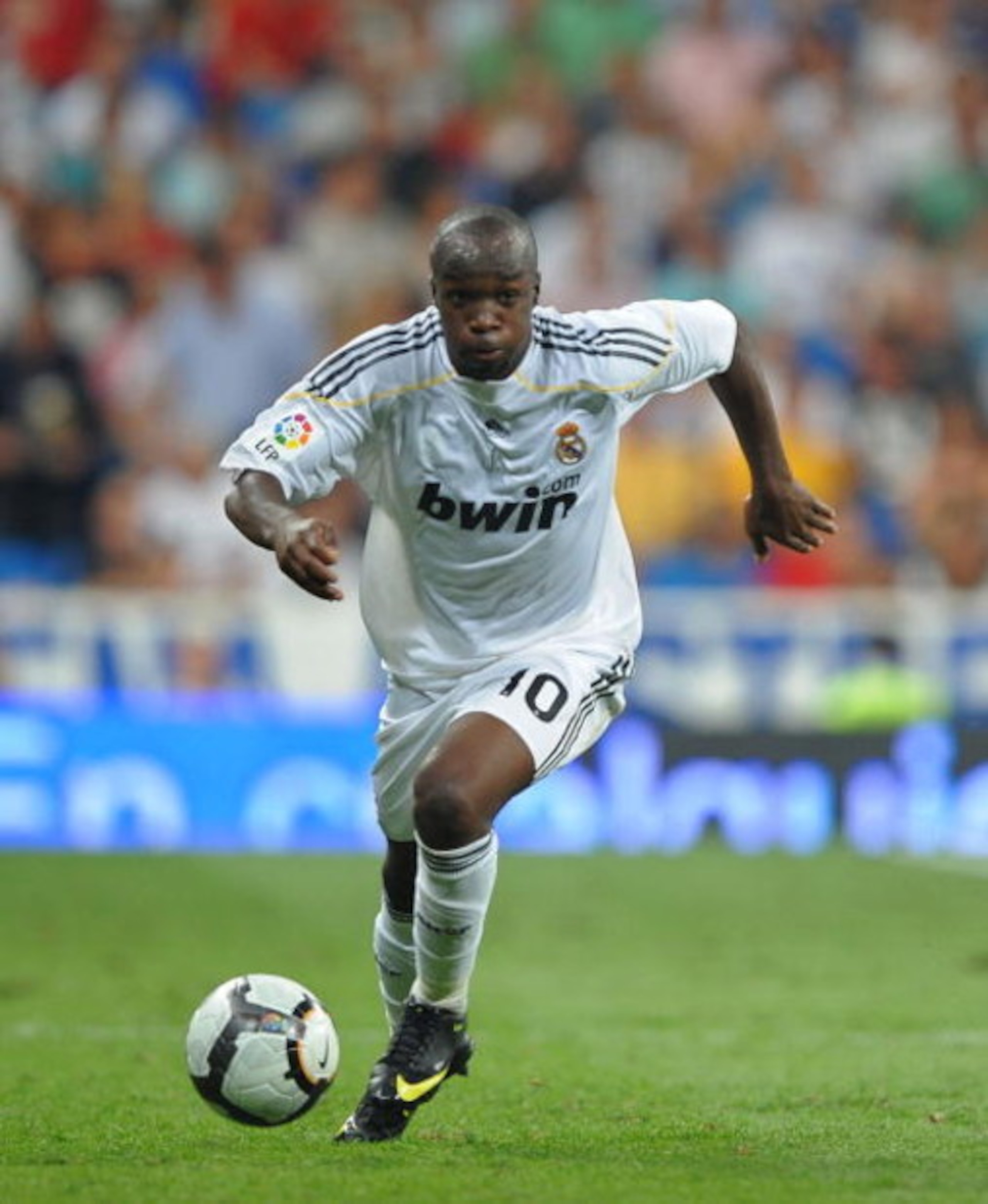 MADRID, SPAIN - AUGUST 29:  Lass Diarra of Real Madrid in action during the La Liga match between Real Madrid and Deportivo La Coruna at the Santiago Bernabeu stadium on August 29, 2009 in Madrid, Spain.  (Photo by Denis Doyle/Getty Images)