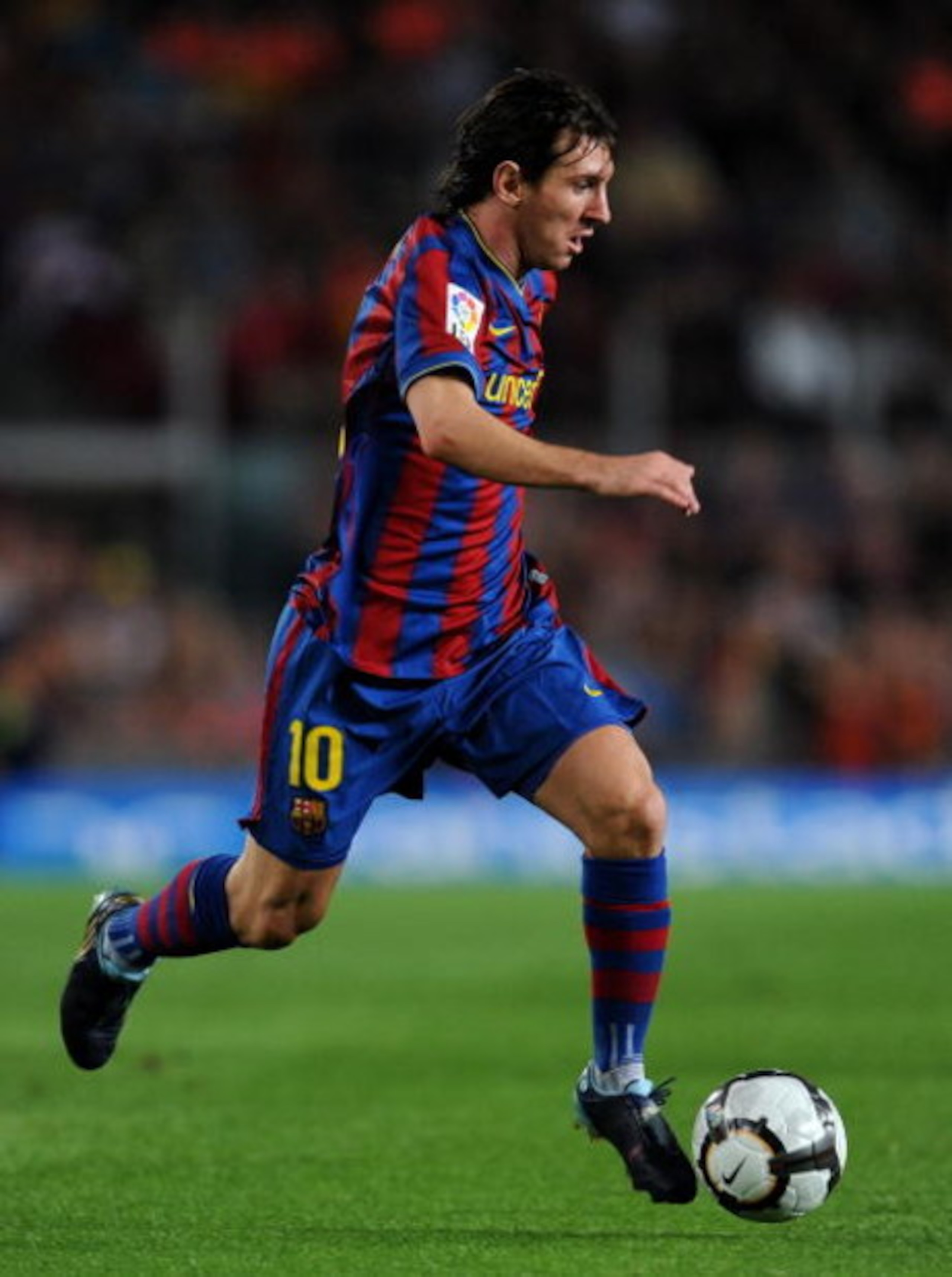 BARCELONA, SPAIN - SEPTEMBER 19:  Lionel Messi of Barcelona runs with the ball during the La Liga match between Barcelona and Atletico Madrid at the Camp Nou Stadium on September 19, 2009 in Barcelona, Spain.  (Photo by Jasper Juinen/Getty Images)