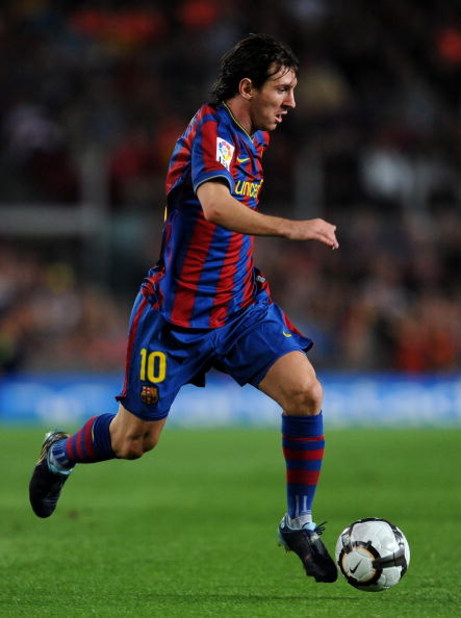 BARCELONA, SPAIN - SEPTEMBER 19:  Lionel Messi of Barcelona runs with the ball during the La Liga match between Barcelona and Atletico Madrid at the Camp Nou Stadium on September 19, 2009 in Barcelona, Spain.  (Photo by Jasper Juinen/Getty Images)