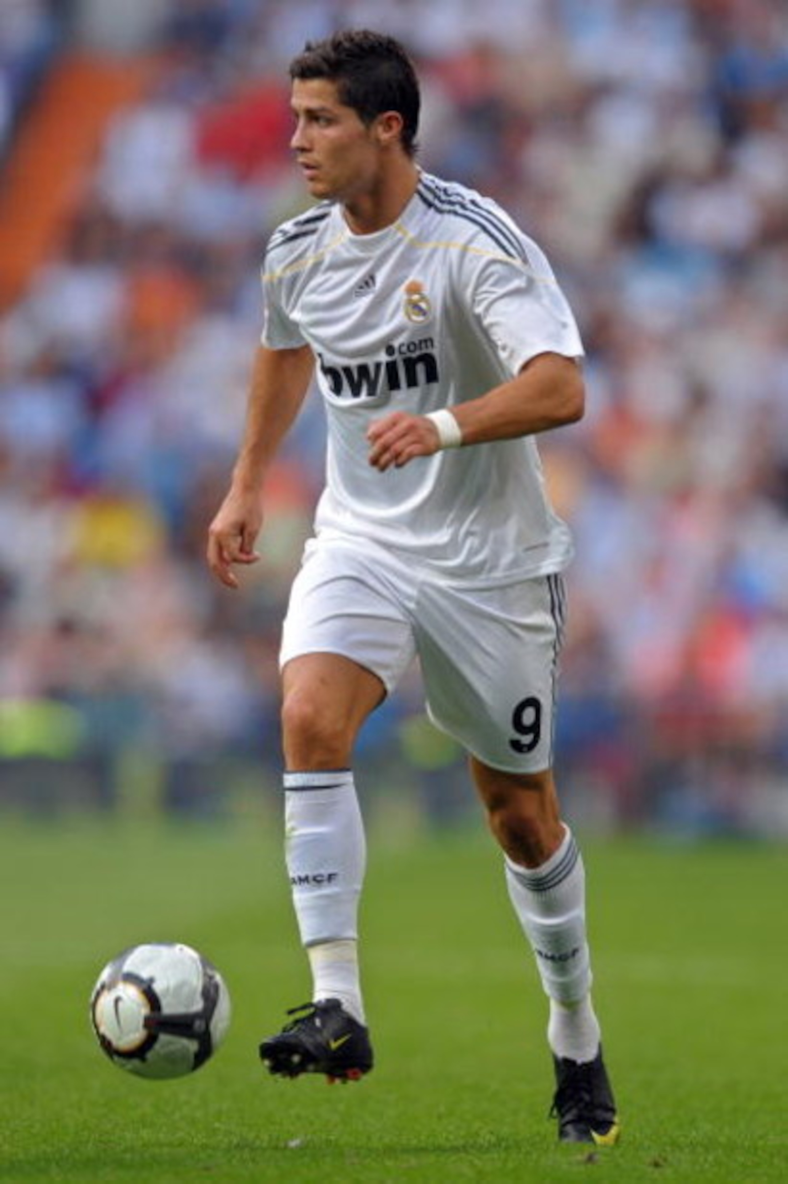 MADRID, SPAIN - SEPTEMBER 26:  Cristiano Ronaldo of Real Madrid controls the ball during the La Liga match between Real Madrid and Tenerife at the Estadio Santiago Bernabeu on September 26, 2009 in Madrid, Spain. Real Madrid won the match 3-0.  (Photo by 
