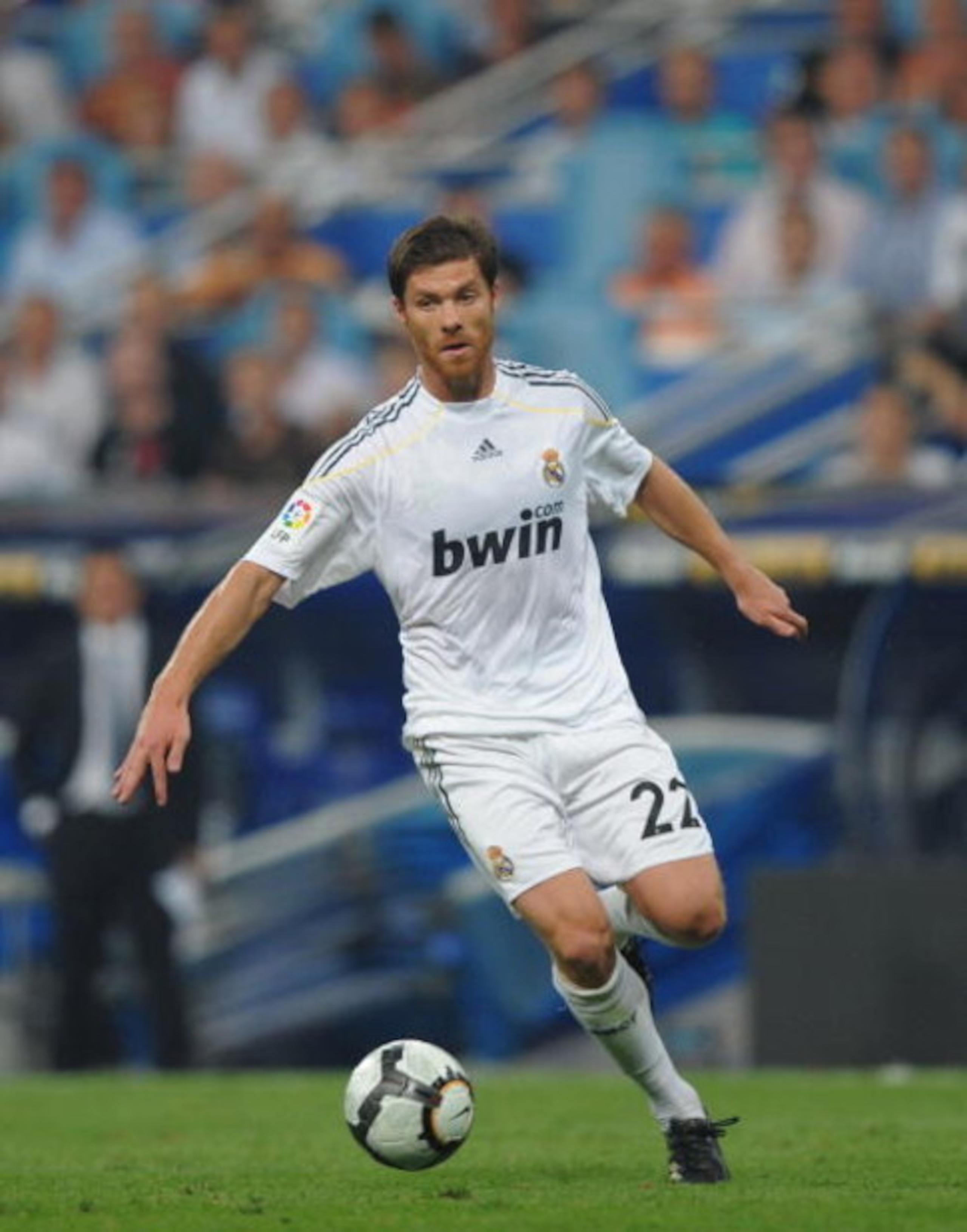 MADRID, SPAIN - AUGUST 29: Xavi Alonso of Real Madrid in action during the La Liga match between Real Madrid and Deportivo La Coruna at the Santiago Bernabeu stadium on August 29, 2009 in Madrid, Spain.  (Photo by Denis Doyle/Getty Images)