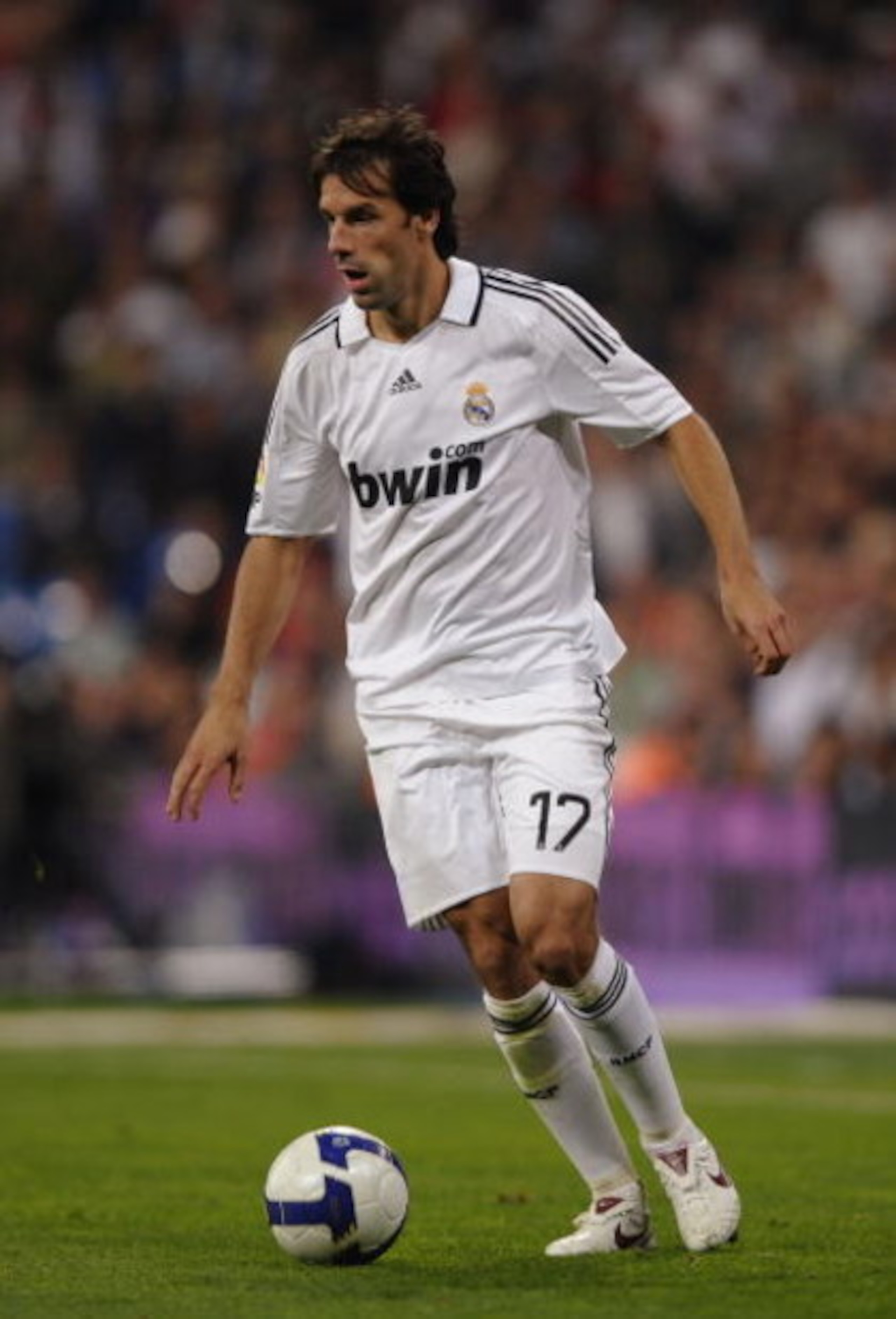 MADRID, SPAIN - OCTOBER 05:  Ruud Van Nistelrooy of Real Madrid in action during the La Liga match between Real Madrid and Espanol at the Santiago Bernabeu stadium on October 5, 2008 in Madrid, Spain.  (Photo by Denis Doyle/Getty Images)