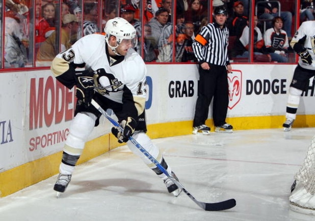 PHILADELPHIA - JANUARY 13:  Alex Goligoski #13 of the Pittsburgh Penguins skates against the Philadelphia Flyers on January 13, 2009 at Wachovia Center in Philadelphia, Pennsylvania. The Penguins defeated the Flyers 4-2.  (Photo by Jim McIsaac/Getty Image