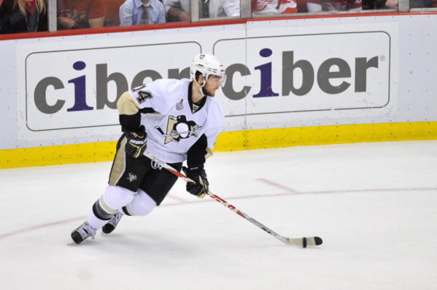 DETROIT - JUNE 12:  Chris Kunitz #14 of the Pittsburgh Penguins handles the puck against the Detroit Red Wings during Game Seven of the 2009 NHL Stanley Cup Finals at Joe Louis Arena on June 12, 2009 in Detroit, Michigan. (Photo by Jamie Sabau/Getty Image