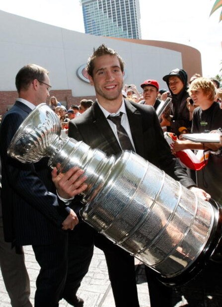 LAS VEGAS - JUNE 18:  Max Talbot of the Pittsburgh Penguins carries the Stanley Cup on the red carpet of the 2009 NHL Awards at the Palms Casino Resort on June 18, 2009 in Las Vegas, Nevada.  (Photo by Ethan Miller/Getty Images)