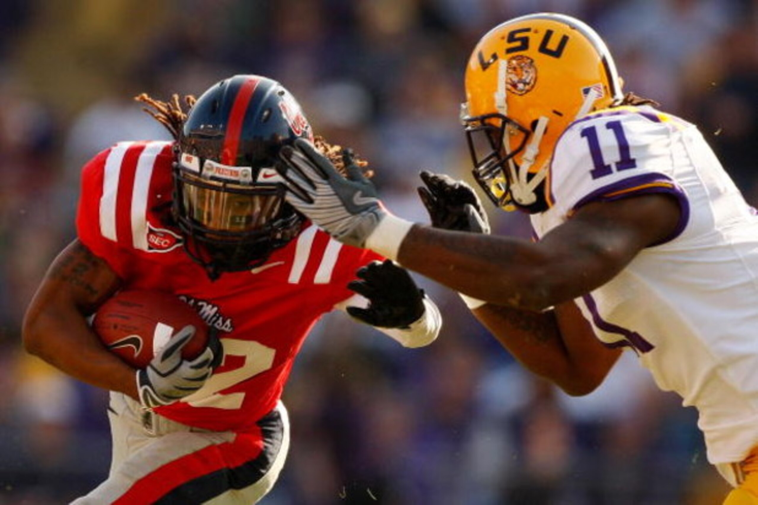 BATON ROUGE, LA - NOVEMBER 22:  Dexter McCluster #22 of the Ole Miss Rebels is tackled by Kelvin Sheppard #11 of the Louisiana State University Tigers on November 22, 2008 at Tiger Stadium in Baton Rouge, Louisiana.  (Photo by Chris Graythen/Getty Images)