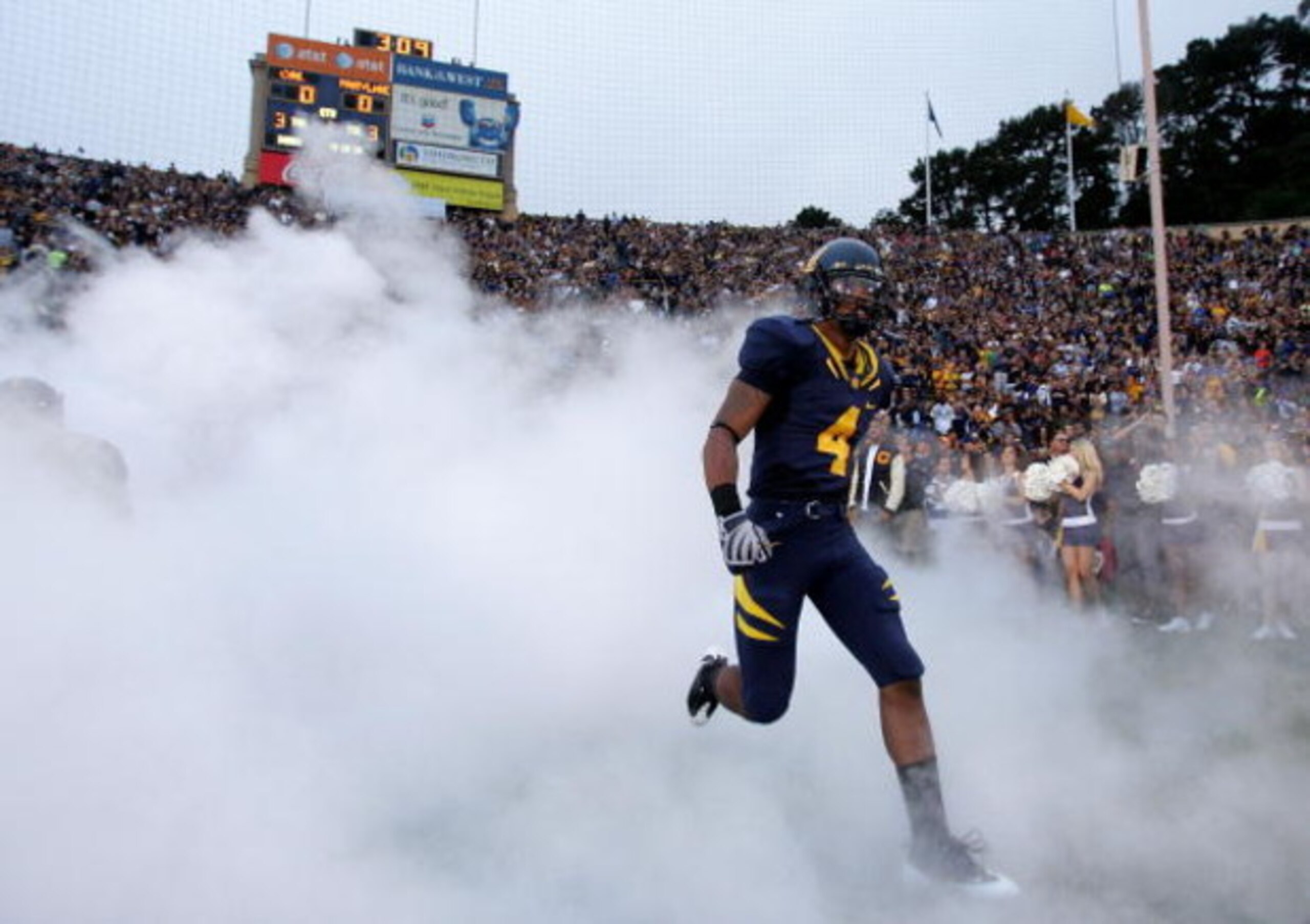 BERKELEY, CA - SEPTEMBER 05:  Jahvid Best #4 of the California Golden Bears runs on to the field for their game against the Maryland Terrapins at California Memorial Stadium on September 5, 2009 in Berkeley, California.  (Photo by Ezra Shaw/Getty Images)