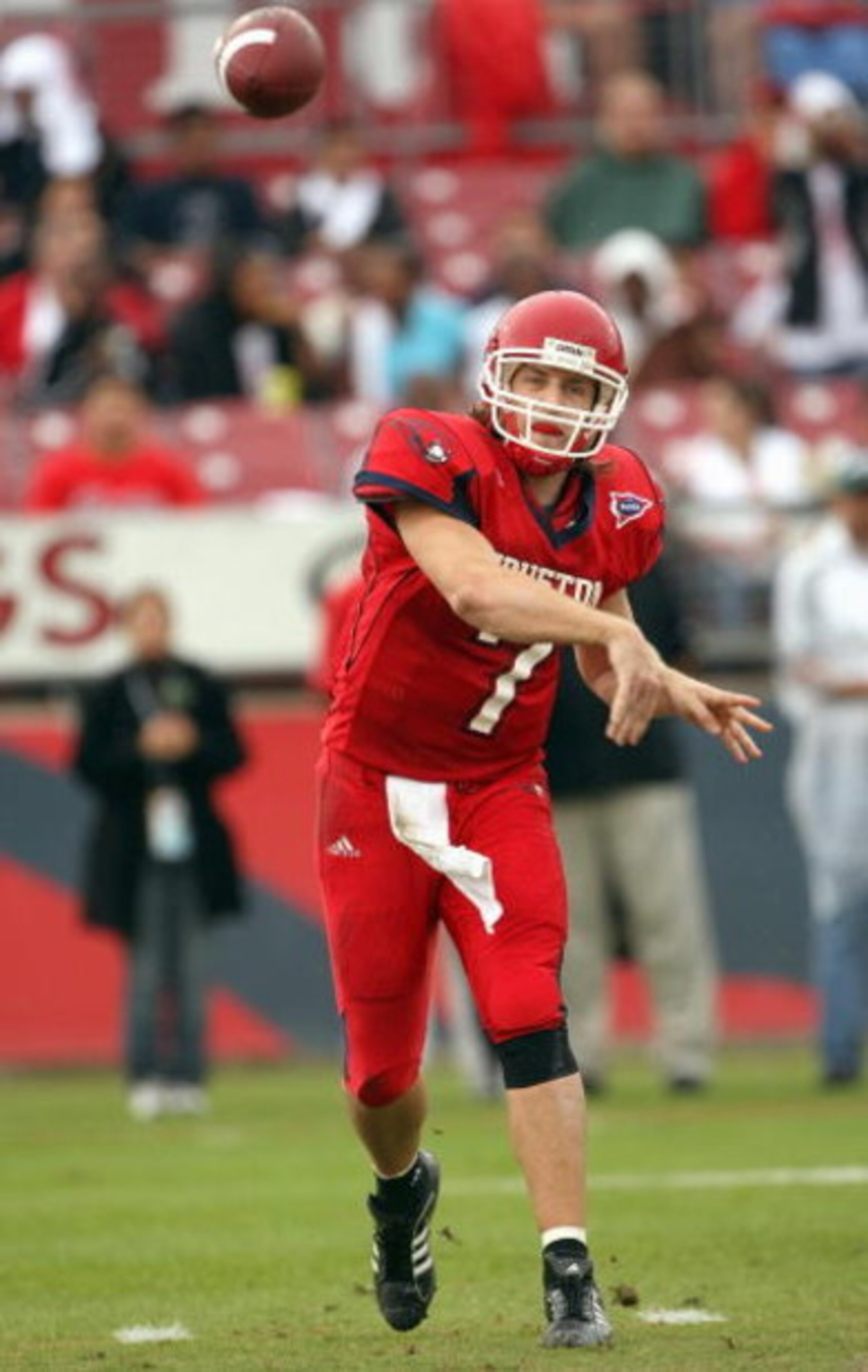 HOUSTON - NOVEMBER 17: Case Keenum #7 of the Houston Cougars passes the ball during the game against the Marshall Thundering Herd at Robertson Stadium November 17, 2007 in Houston, Texas. Houston won 35-28. (Photo by Stephen Dunn/Getty Images) 