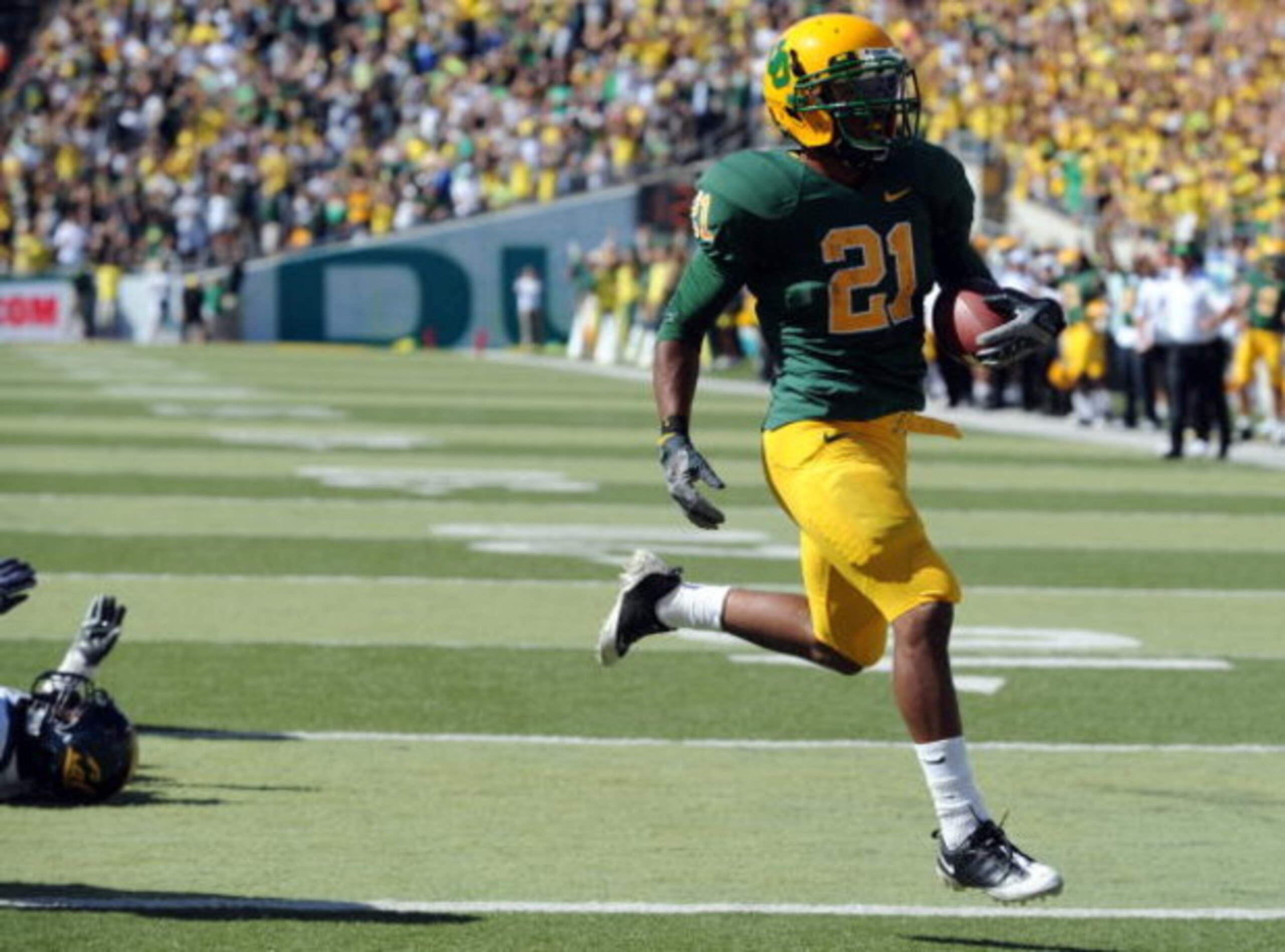 EUGENE, OR - SEPTEMBER 26: LaMichael James #21 of the Oregon Ducks scampers into the endzone for a touchdown in the second quarter of the game against the California Bears at Autzen Stadium on September 26, 2009 in Eugene, Oregon. (Photo by Steve Dykes/Ge