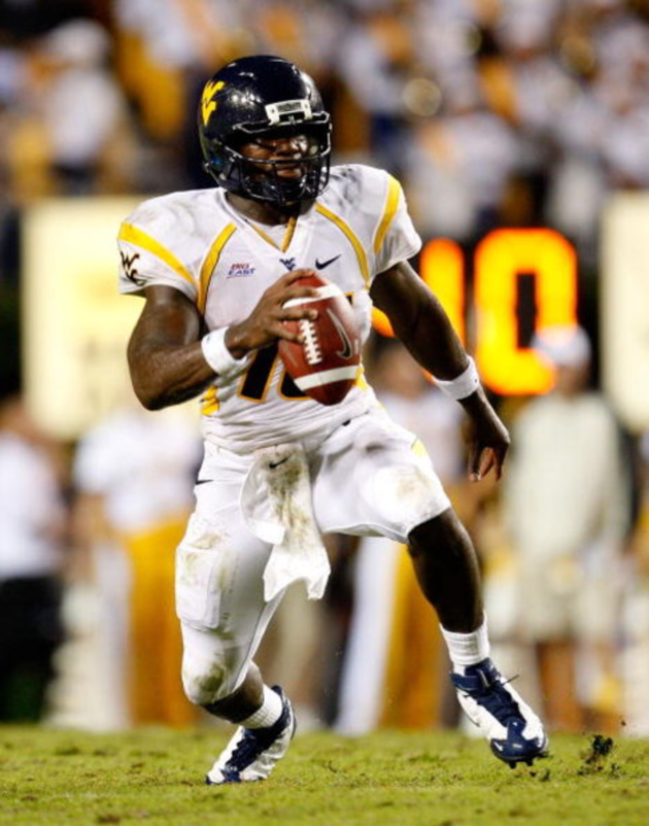 AUBURN, AL - SEPTEMBER 19:  Quarterback Jarrett Brown #16 against the West Virginia Mountaineers against the Auburn Tigers at Jordan-Hare Stadium on September 19, 2009 in Auburn, Alabama.  (Photo by Kevin C. Cox/Getty Images)