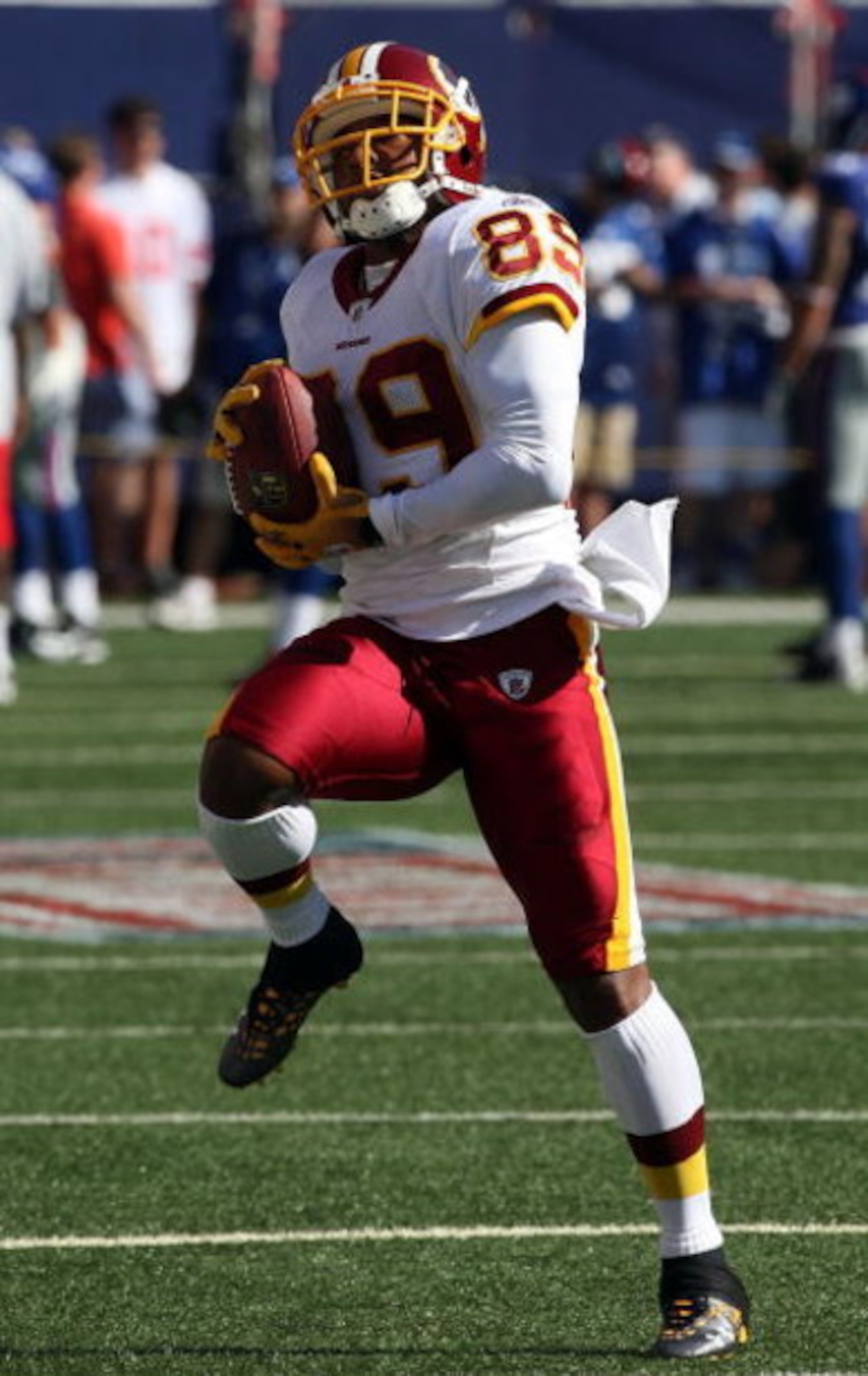 EAST RUTHERFORD, NJ - SEPTEMBER 13:  Santana Moss #89 of the Washington Redskins warms up before playing the New York Giants on September 13, 2009 at Giants Stadium in East Rutherford, New Jersey.  (Photo by Jim McIsaac/Getty Images)