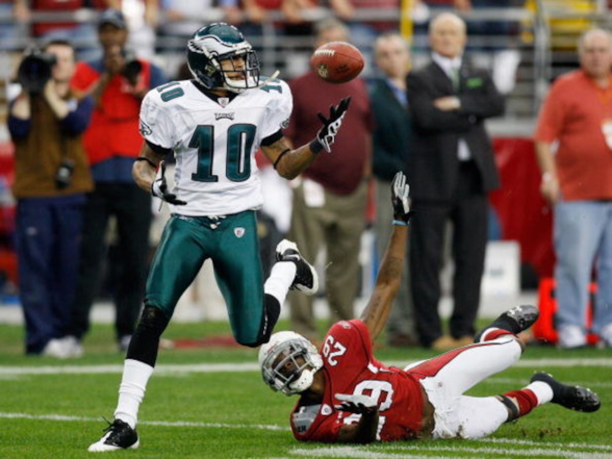 GLENDALE, AZ - JANUARY 18:  Wide receiver DeSean Jackson #10 of the Philadelphia Eagles catches a 62-yard touchdown in front of cornerback Dominique Rodgers-Cromartie #29 of the Arizona Cardinals in the fourth quarter during the NFC championship game on J