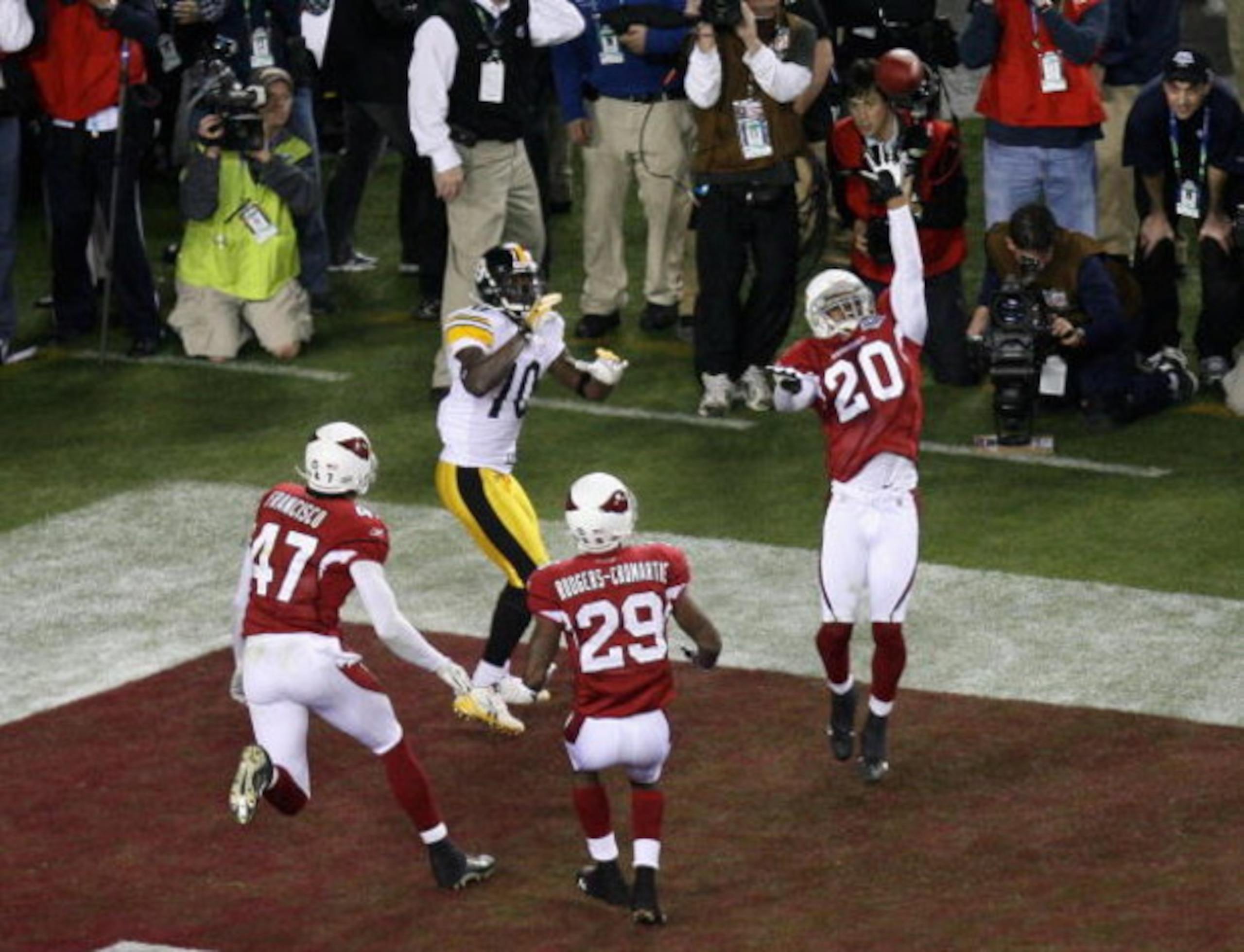 TAMPA, FL - FEBRUARY 01:  Santonio Holmes #10 of the Pittsburgh Steelers catches a touchdown in fourth quarter against Aaron Francisco #47 and Dominique Rodgers-Cromartie #29 of the Arizona Cardinals during Super Bowl XLIII on February 1, 2009 at Raymond 