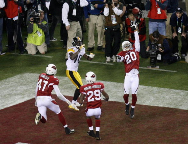 TAMPA, FL - FEBRUARY 01:  Santonio Holmes #10 of the Pittsburgh Steelers catches a touchdown in fourth quarter against Aaron Francisco #47 and Dominique Rodgers-Cromartie #29 of the Arizona Cardinals during Super Bowl XLIII on February 1, 2009 at Raymond 