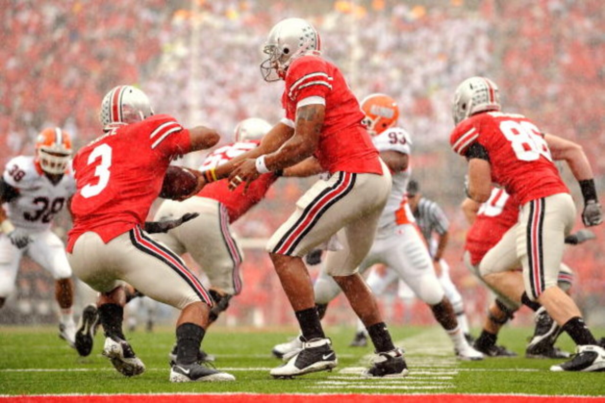 COLUMBUS, OH - SEPTEMBER 26:  Quarterback Terrelle Pryor #2 of the Ohio State Buckeyes hands off to running back Brandon Saine #3 of the Buckeyes during a game against the Illinois Fighting Illini at Ohio Stadium on September 26, 2009 in Columbus, Ohio.  